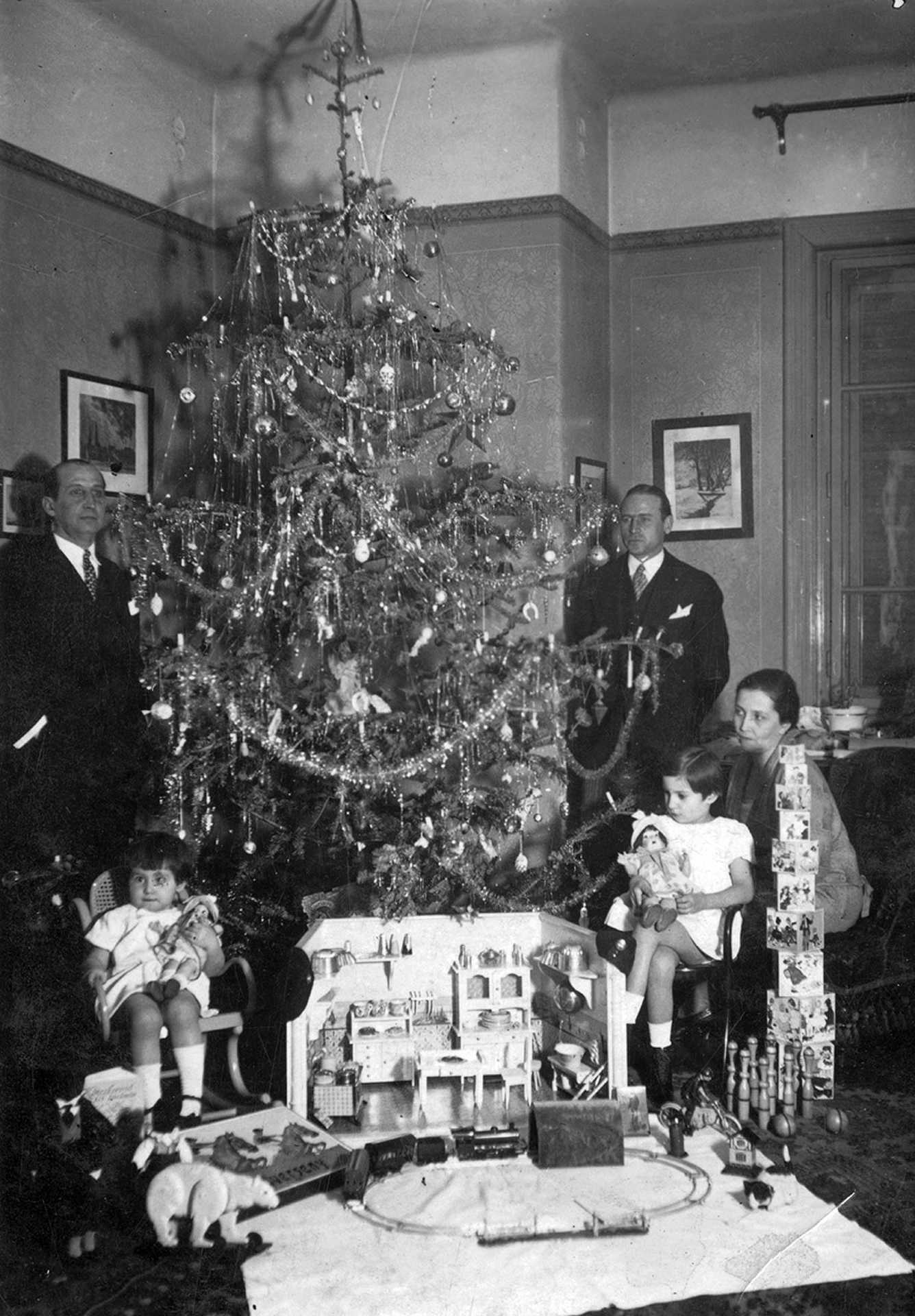 Mi került a fa alá a múlt században 1930