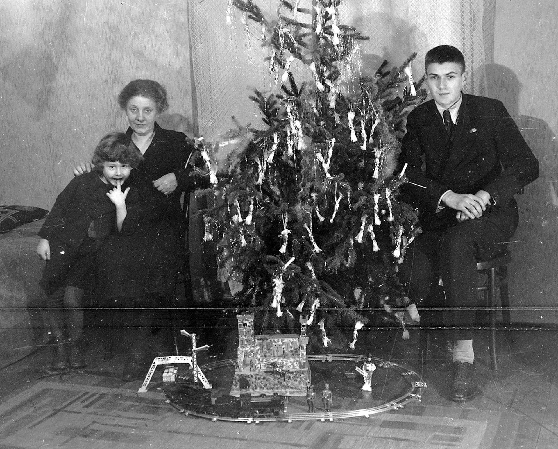 Mi került a fa alá a múlt században 1932