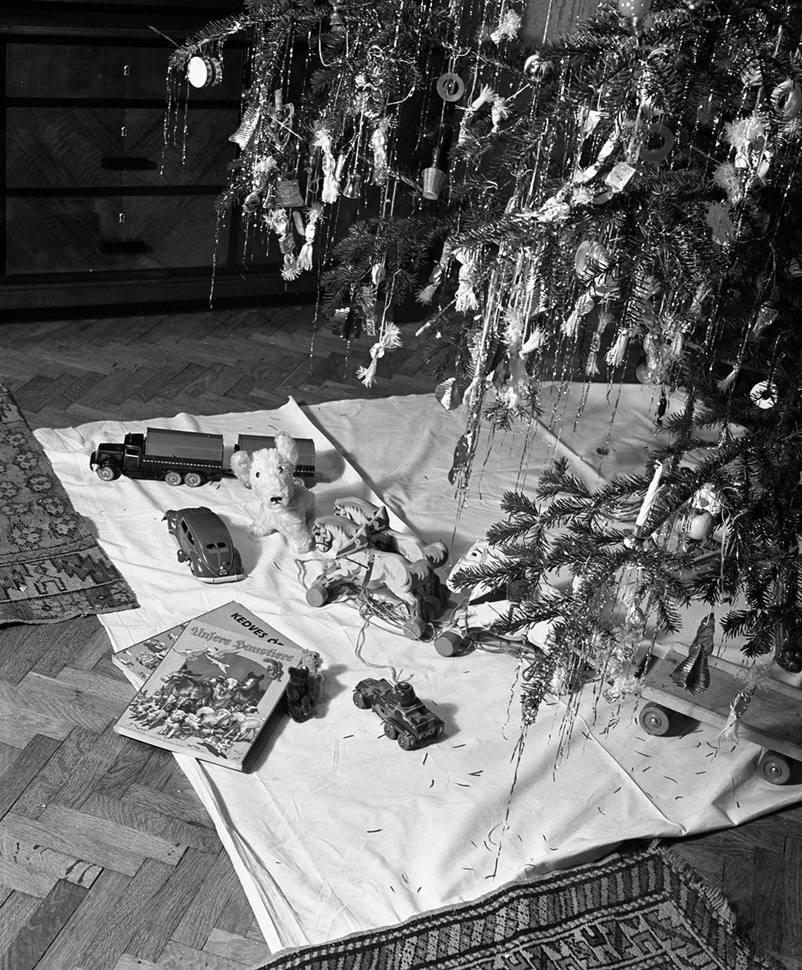 Mi került a fa alá a múlt században 1940