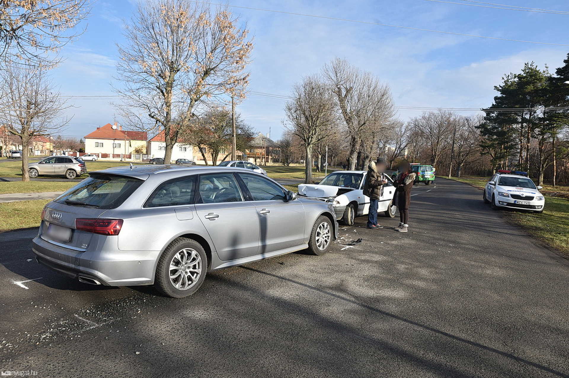 Ketten sérültek meg Szombathelyen a temetőnél történt balesetben