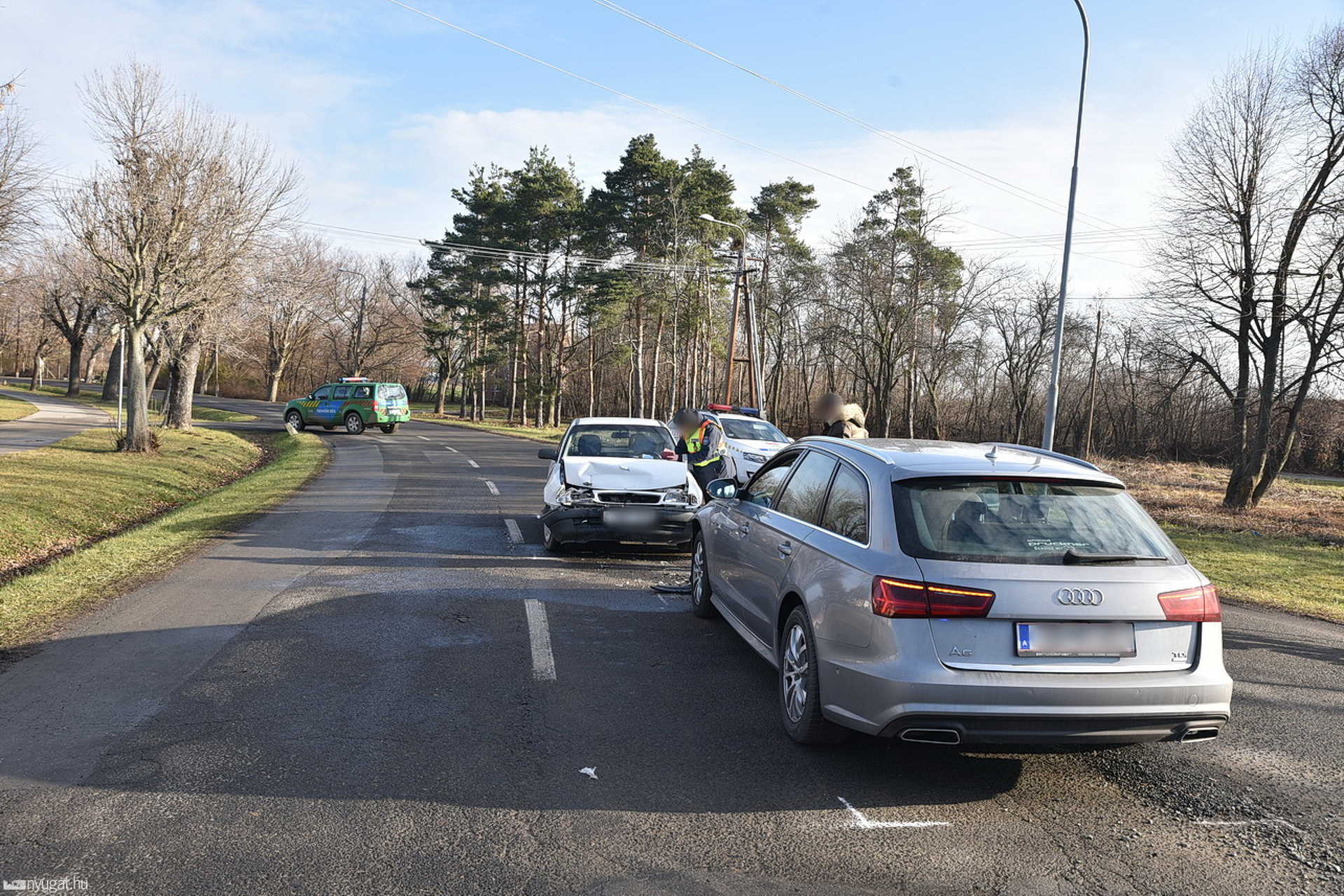 Ketten sérültek meg Szombathelyen a temetőnél történt balesetben