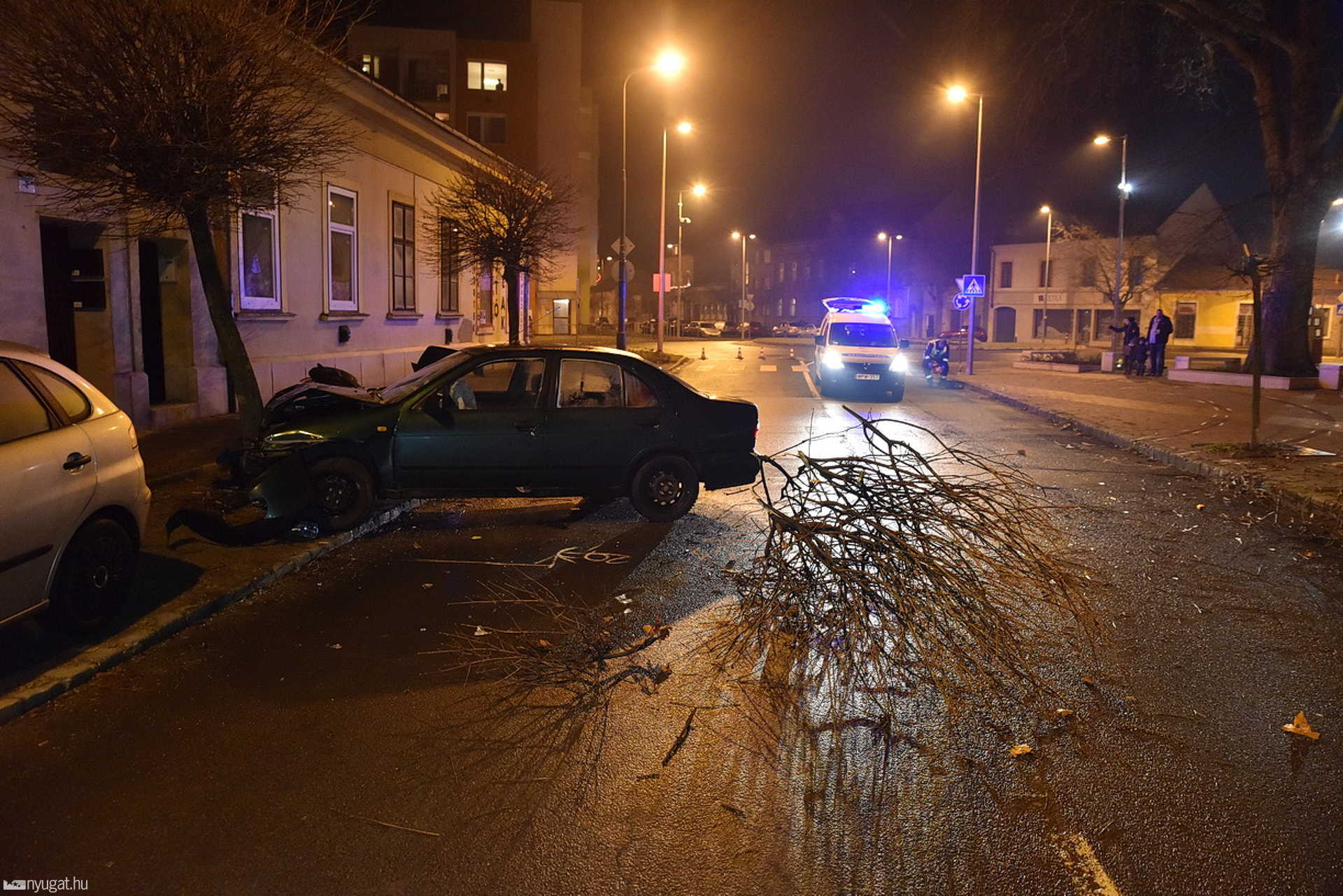 Fának hajtott egy Nissan Szombathelyen