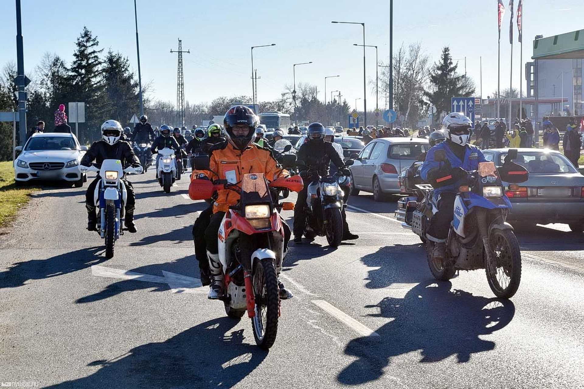 Több száz motoros vett részt a Szilveszteri Guruláson, Szombathelyen
