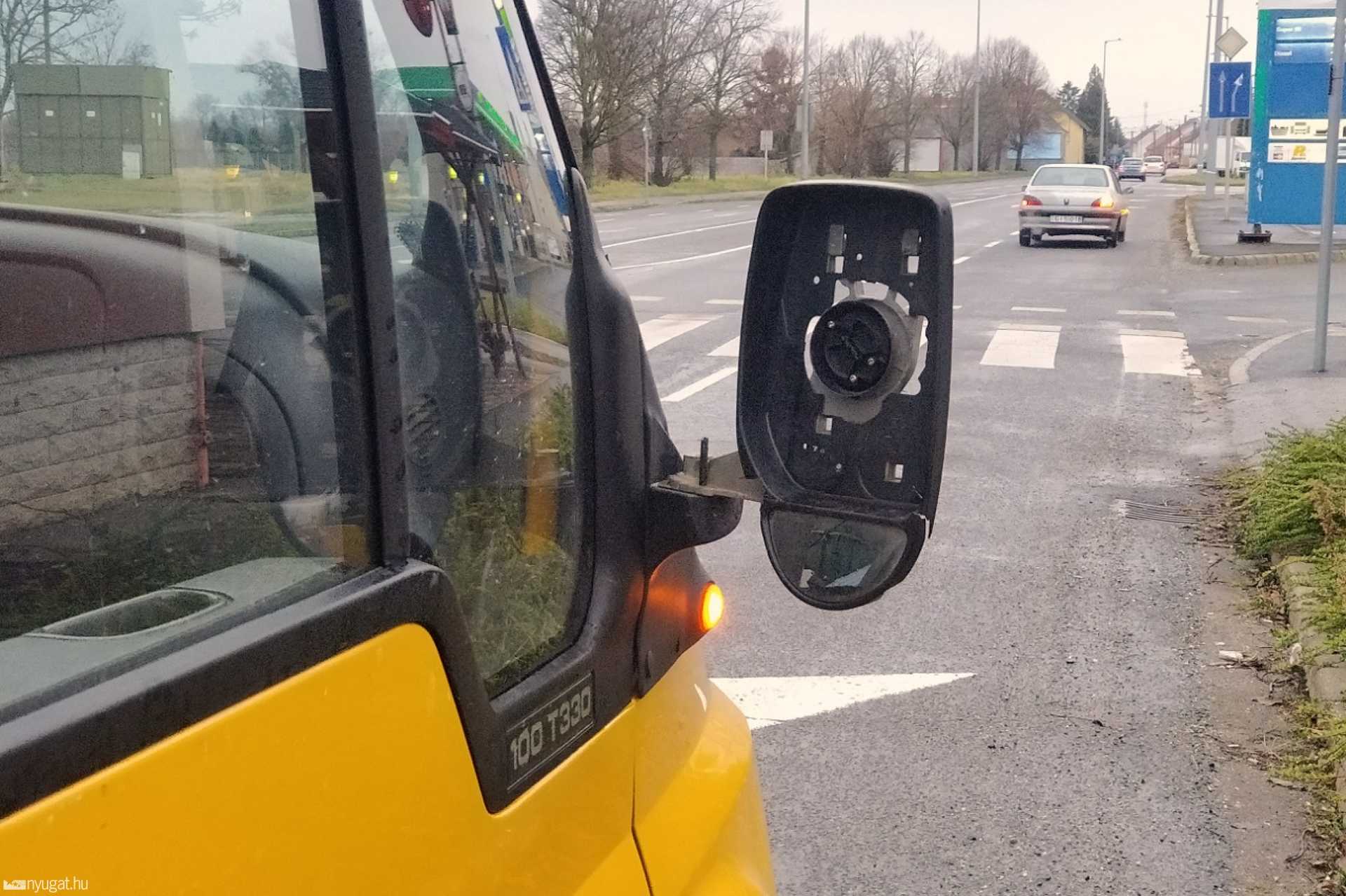 Parkoló autónak ütközött egy kisteherautó Szombathelyen