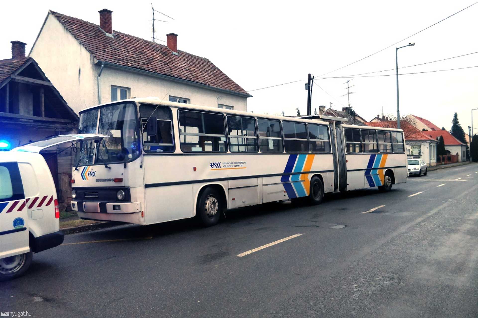 Parkoló autónak ütközött egy kisteherautó Szombathelyen
