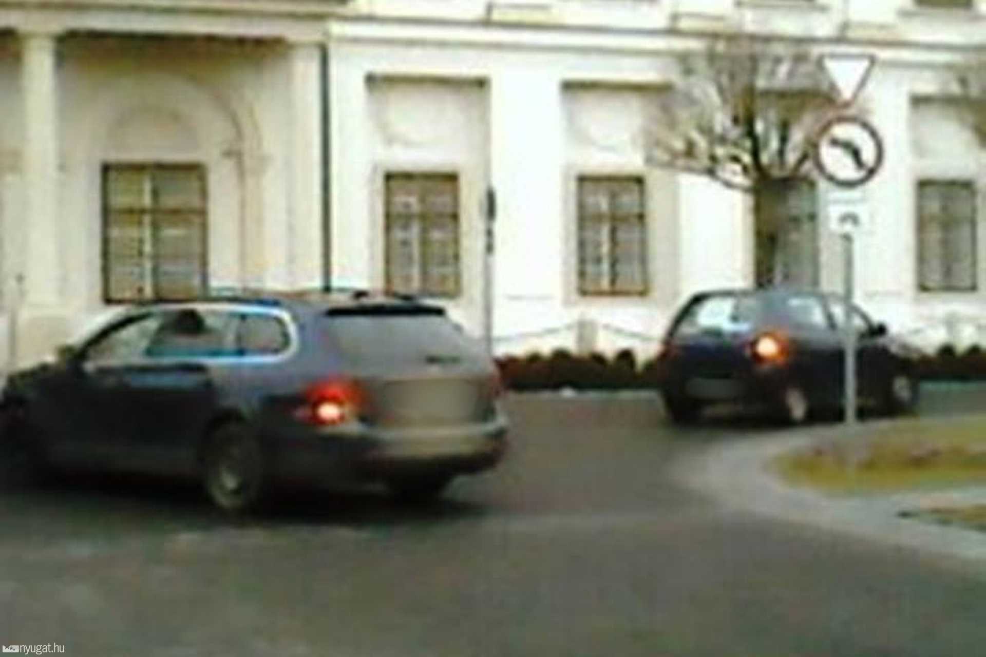 Balra kanyarodó sofőrök