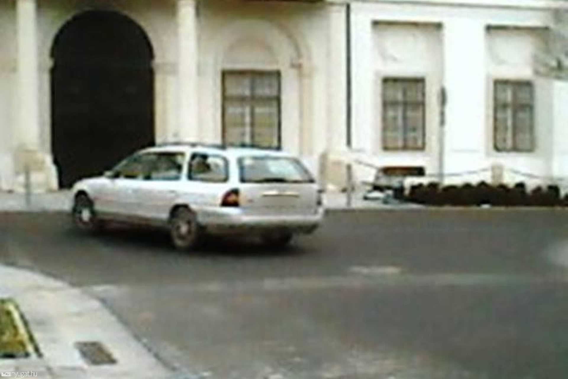 Balra kanyarodó sofőrök