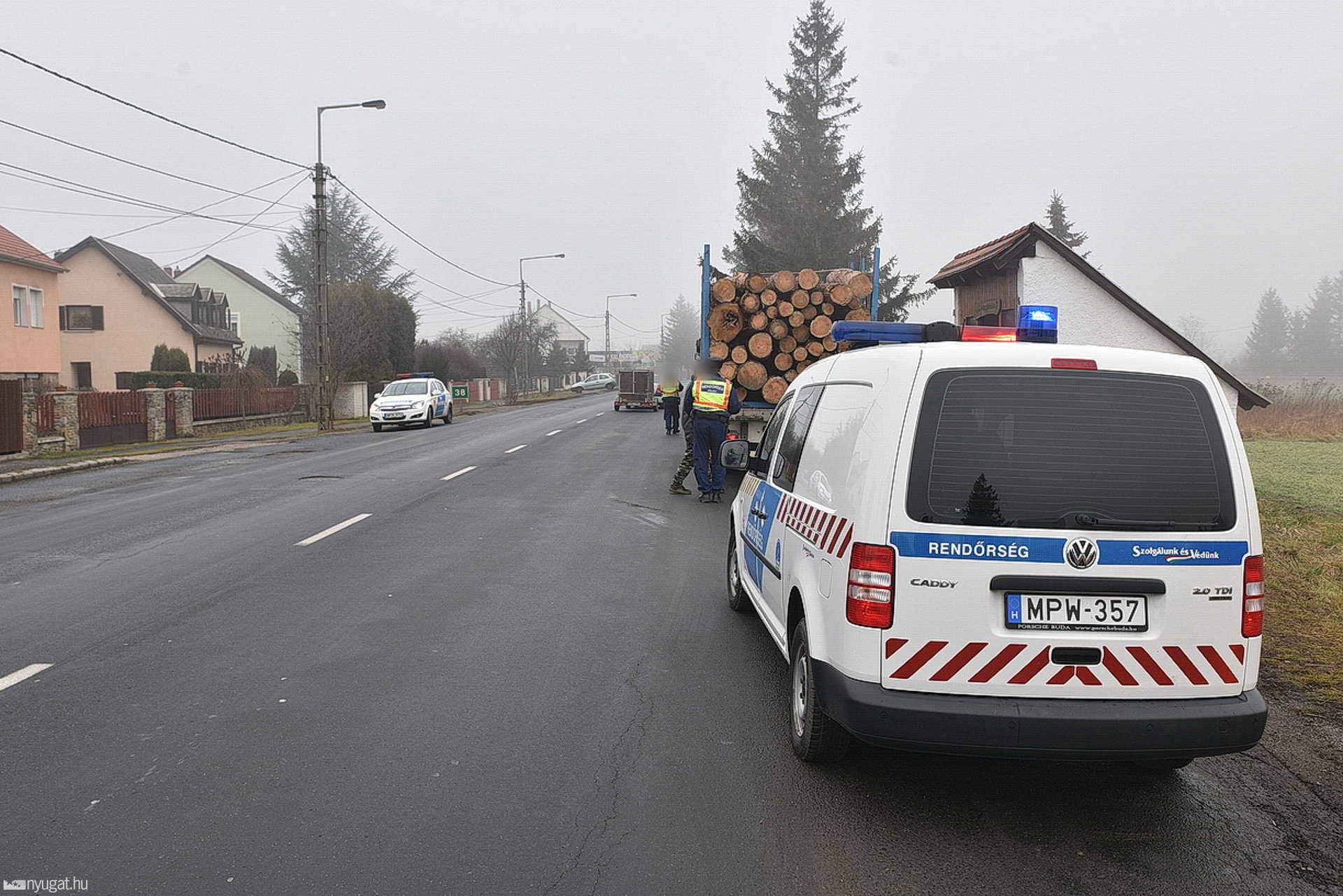Tükröt tört egy billencs a 87-esen