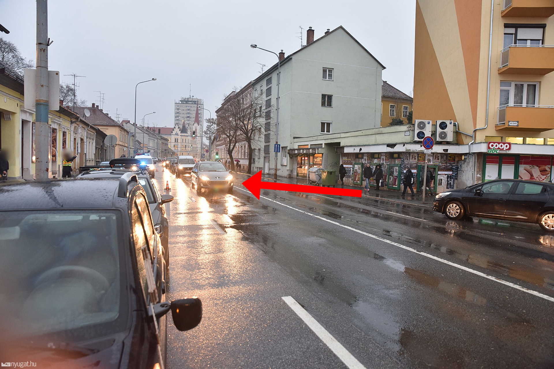 Álló kocsisorból lépett autó elé egy idős asszony Szombathelyen