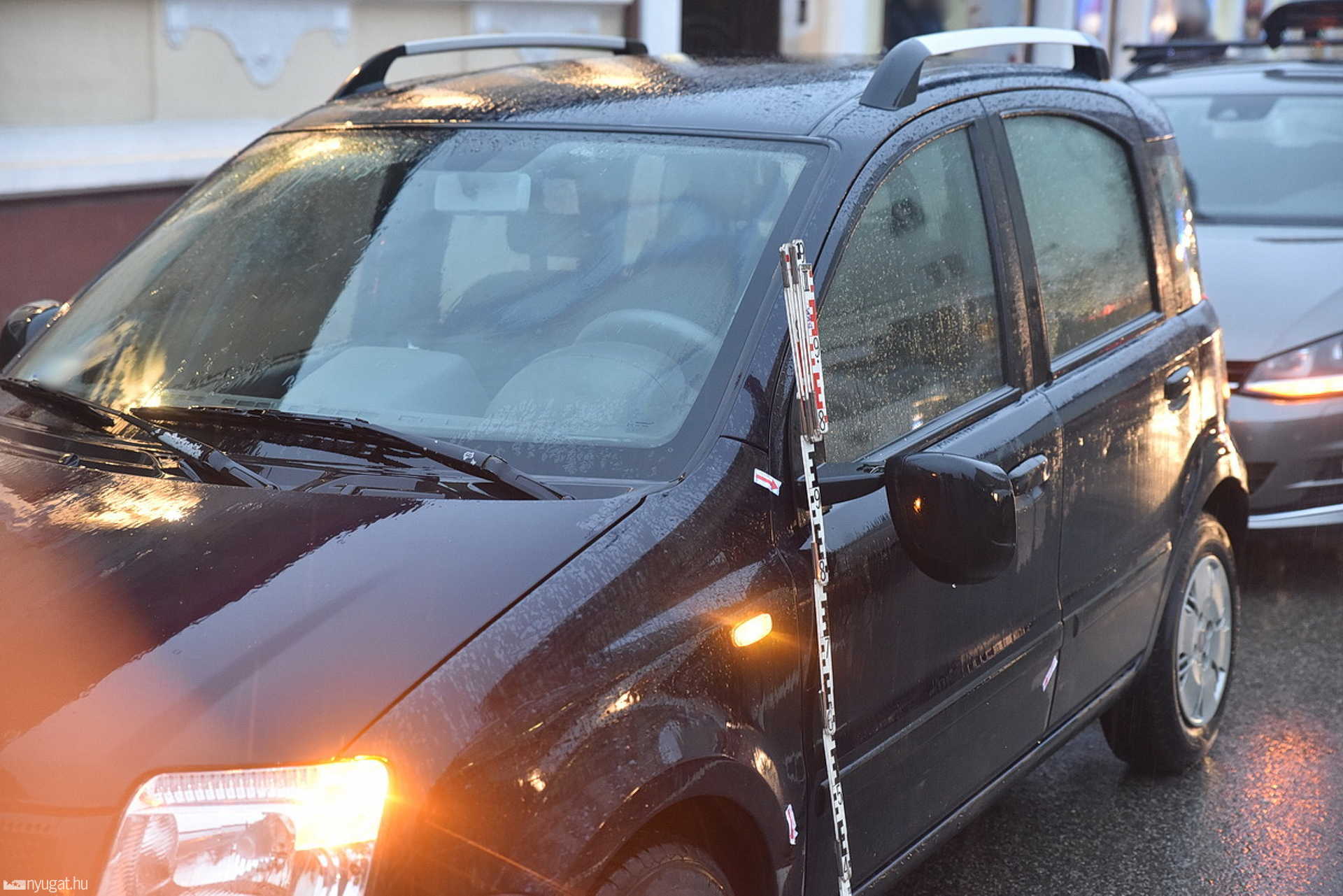 Álló kocsisorból lépett autó elé egy idős asszony Szombathelyen