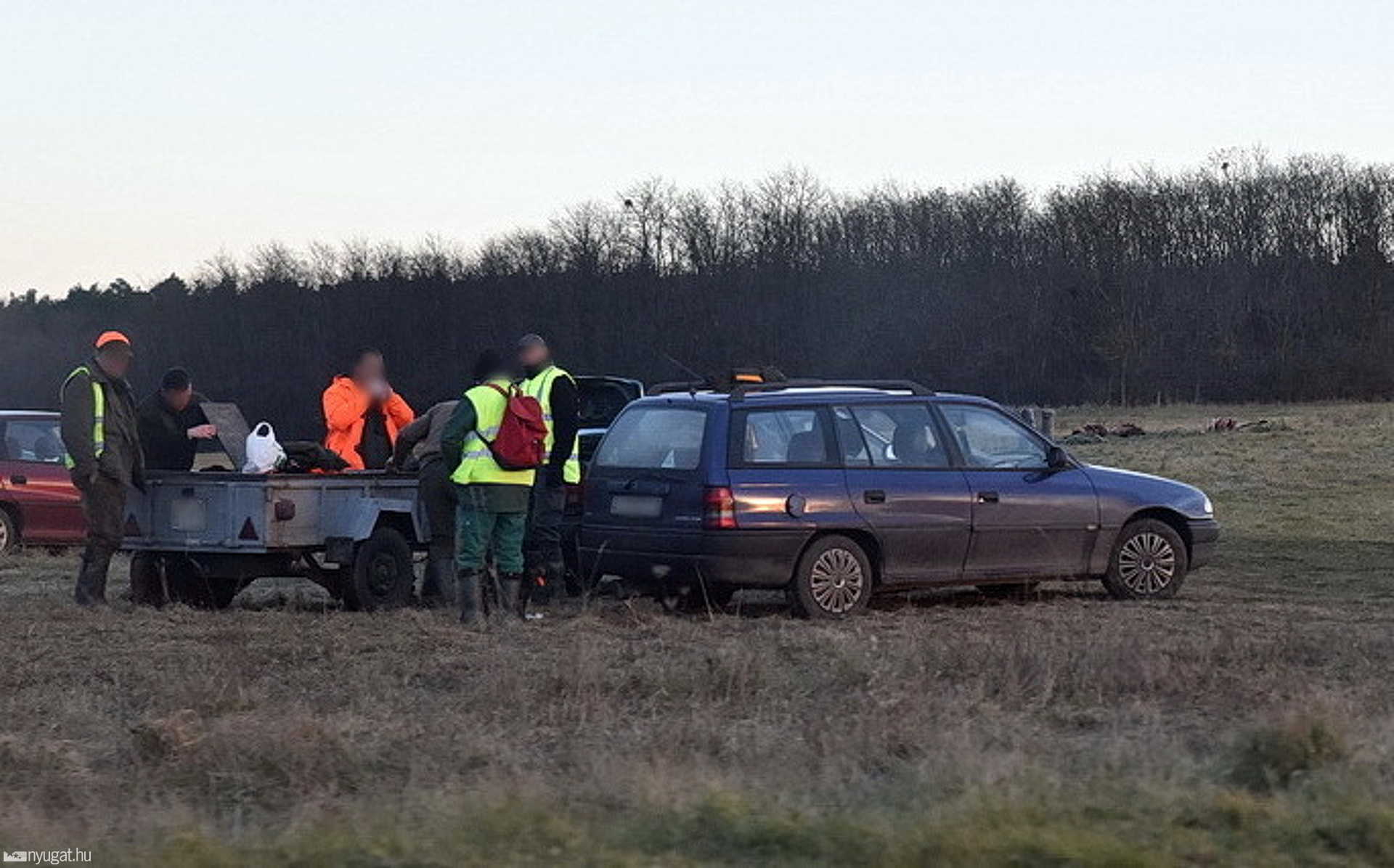 Szarvas futott a Fiat oldalának, ketten megsérültek Gersekarát közelében