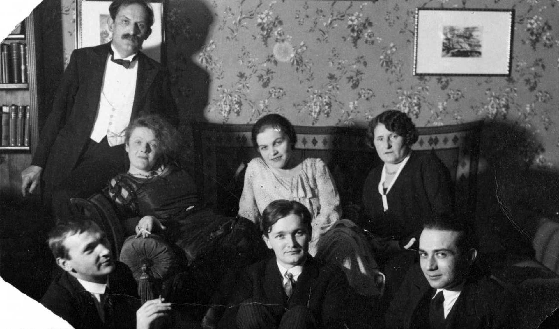 1931. Szilveszter Németh László író lakásán. Babits Mihály, Török Sophie, Németh Lászlóné, Farkas Zoltánné, Erdélyi József