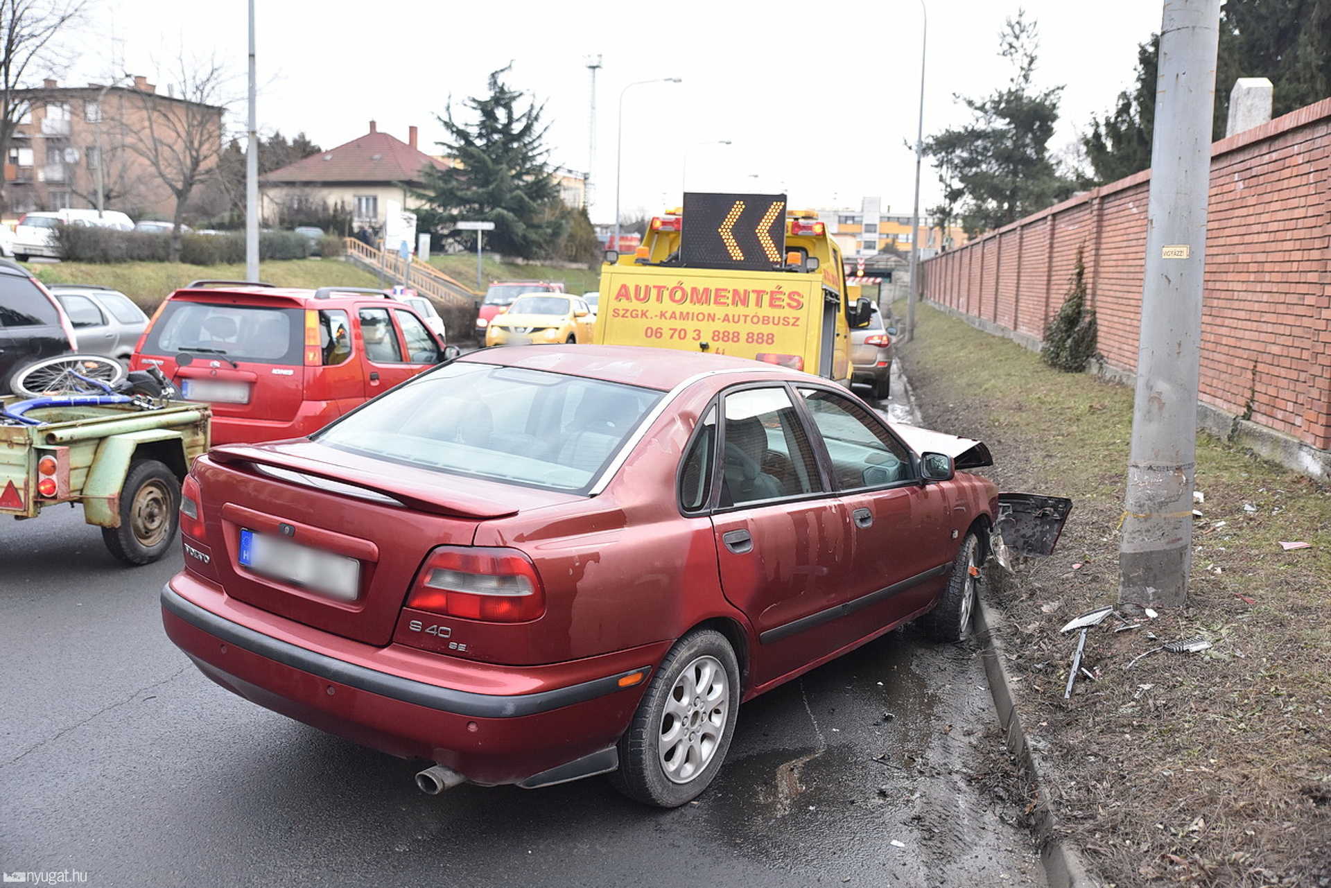 Oszlopnak ütközött egy Volvo Szombathely belvárosában