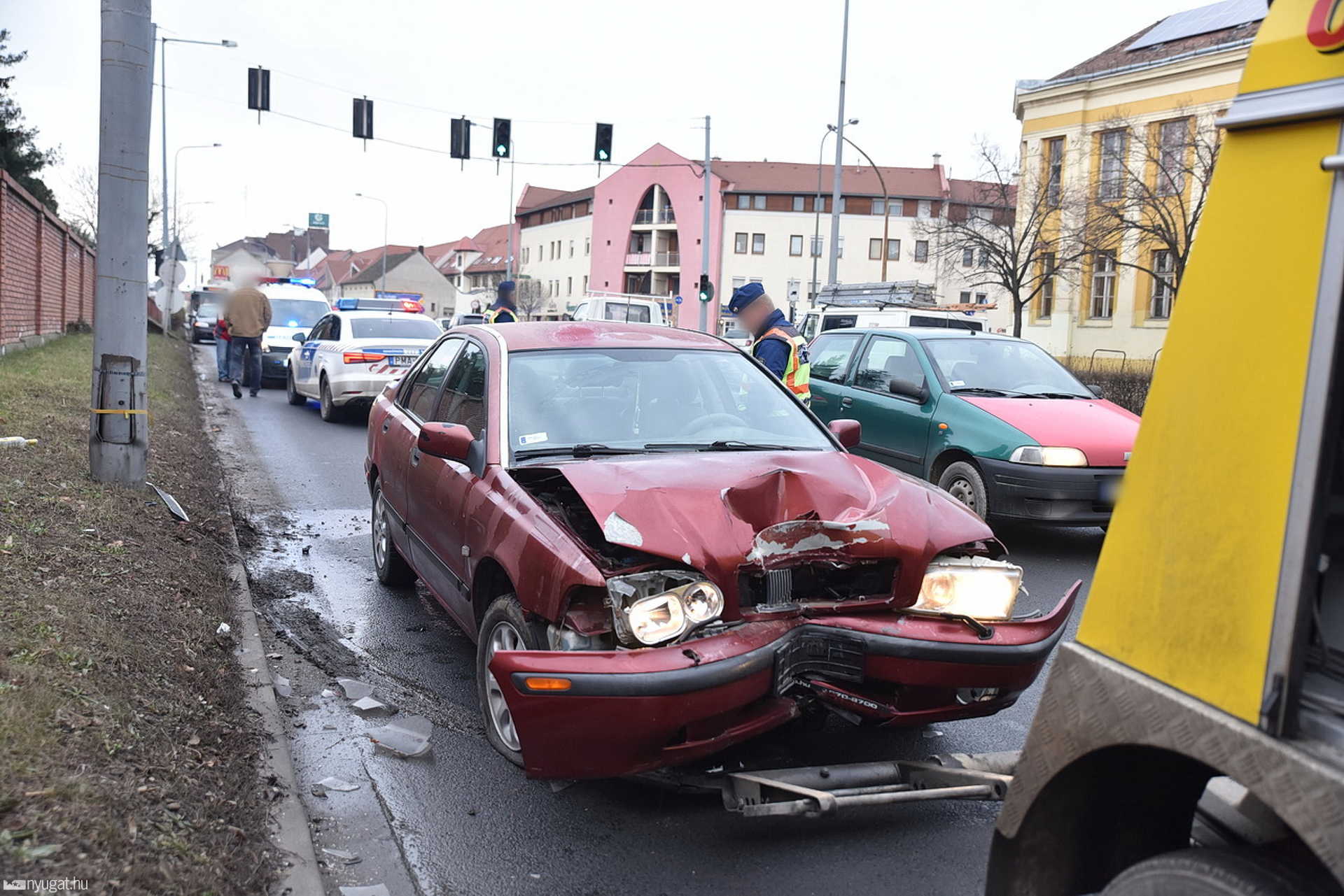 Oszlopnak ütközött egy Volvo Szombathely belvárosában