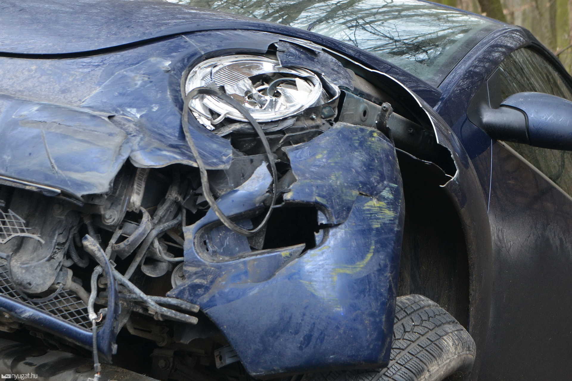 Volkswagen ütközött szalagkorlátnak Tömördnél