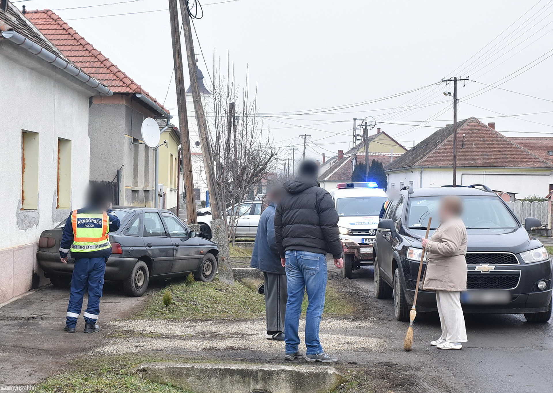 Oszlopnak rohant egy Ford Kenézben