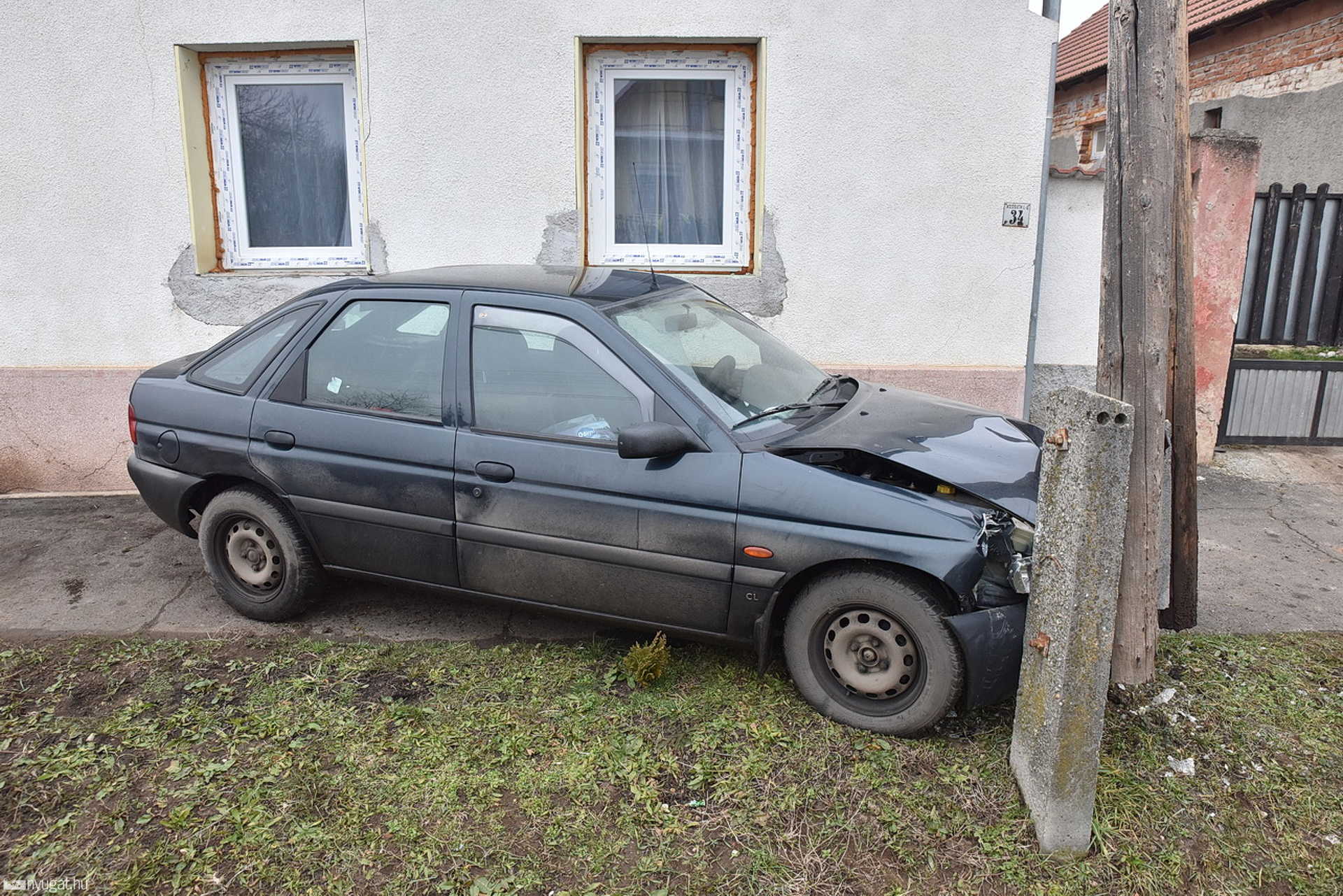 Oszlopnak rohant egy Ford Kenézben