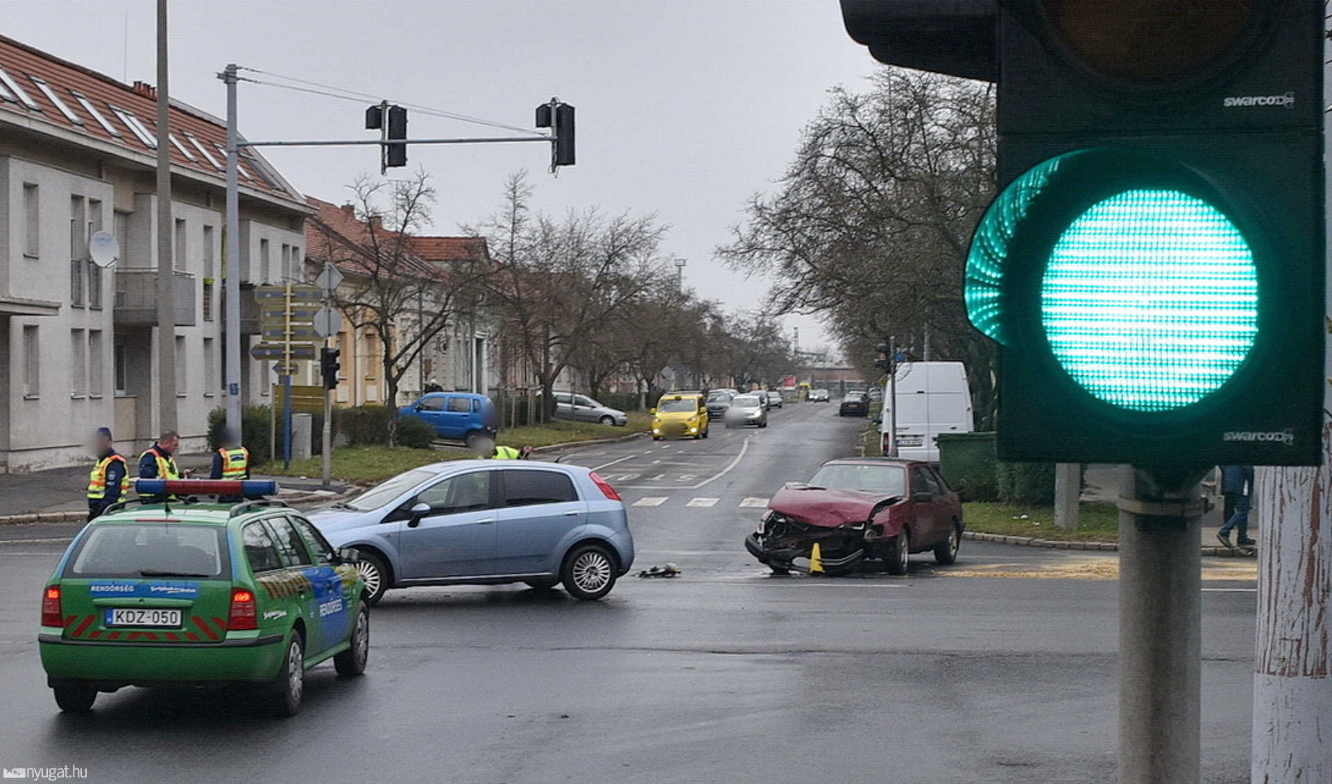 Piroson hajtott át, Forddal ütközött egy Fiat Szombathelyen