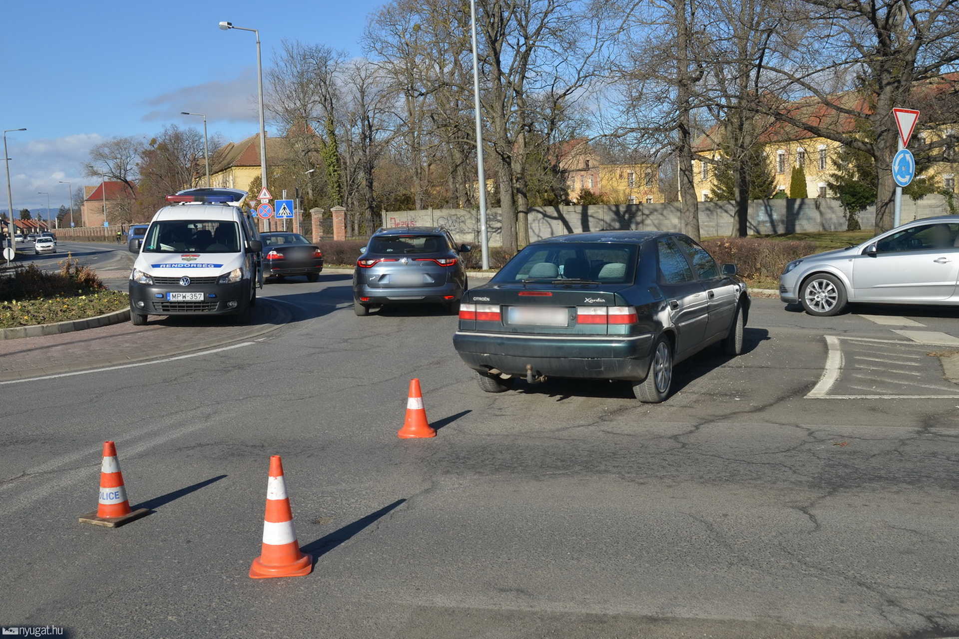 Robogó balesete a Neumann iskola előtt