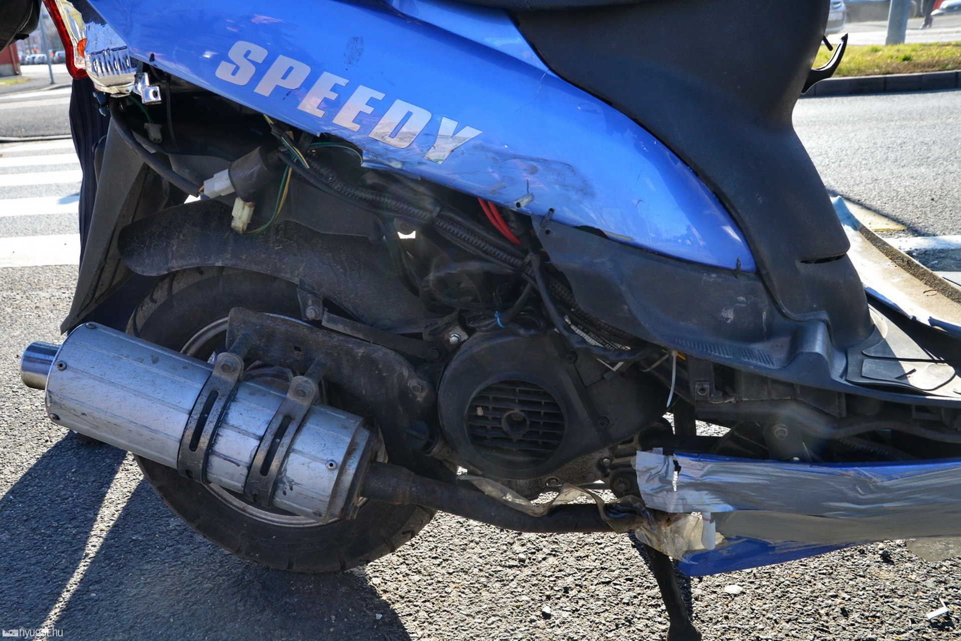 Robogó balesete a Neumann iskola előtt