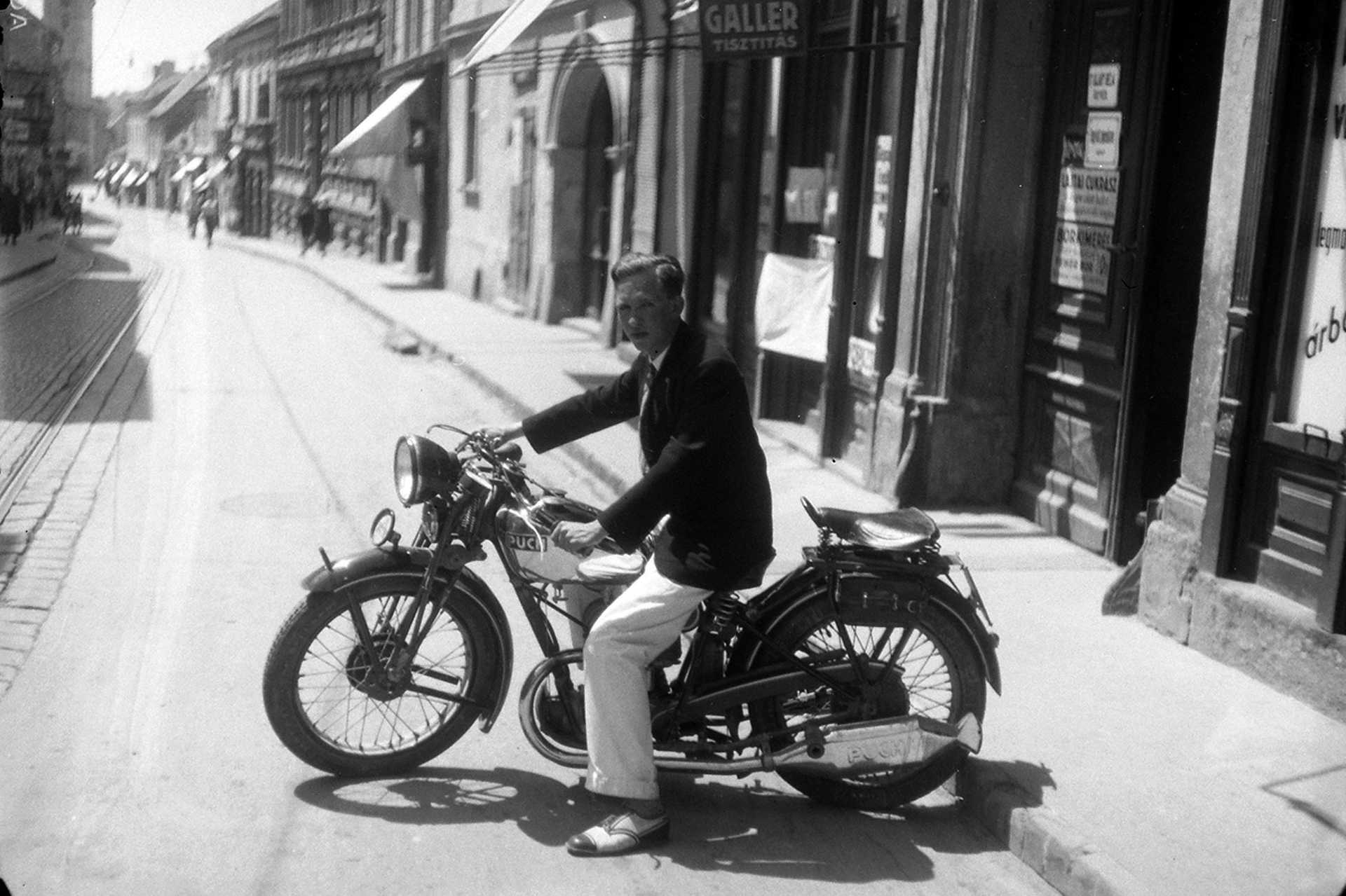Pécs Ferencesek utcája. Puch 250L típusú motorkerékpár.