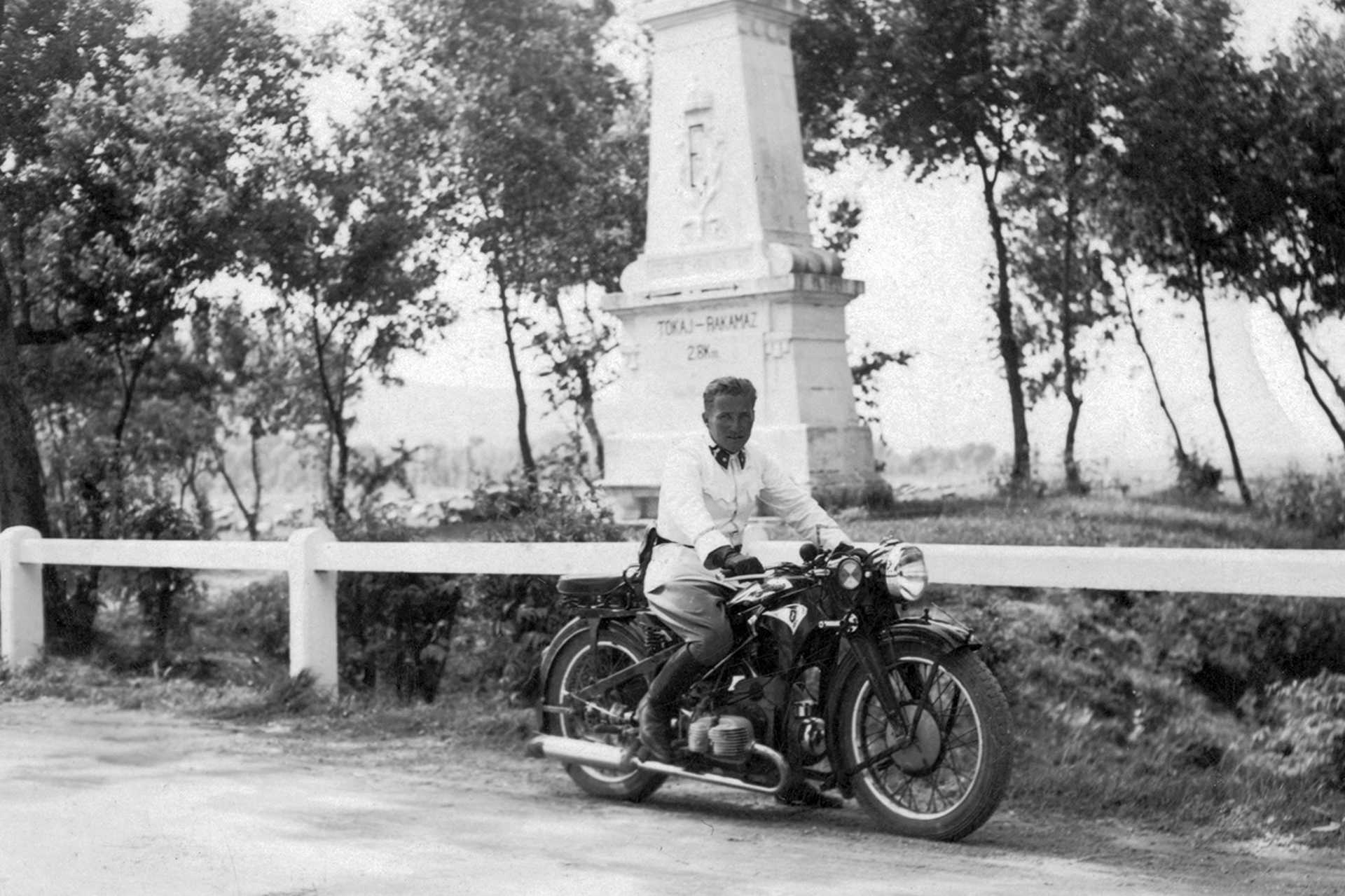 Rakamaz, Erzsébet királyné emlékmű. Zündapp motorkerékpár