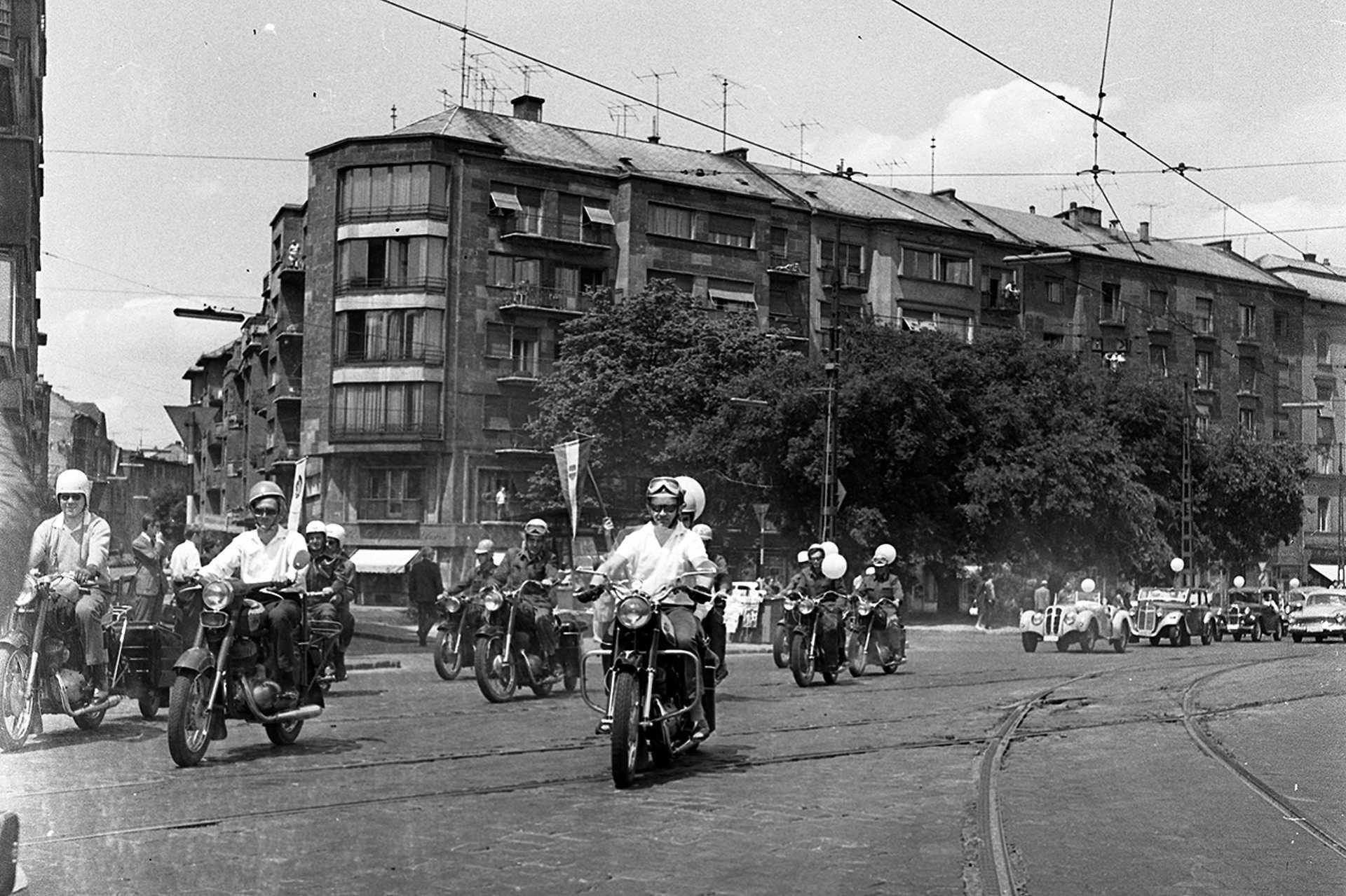Budapesti Közlekedési Napok, gépjárművek felvonulása a FKBT szervezésében