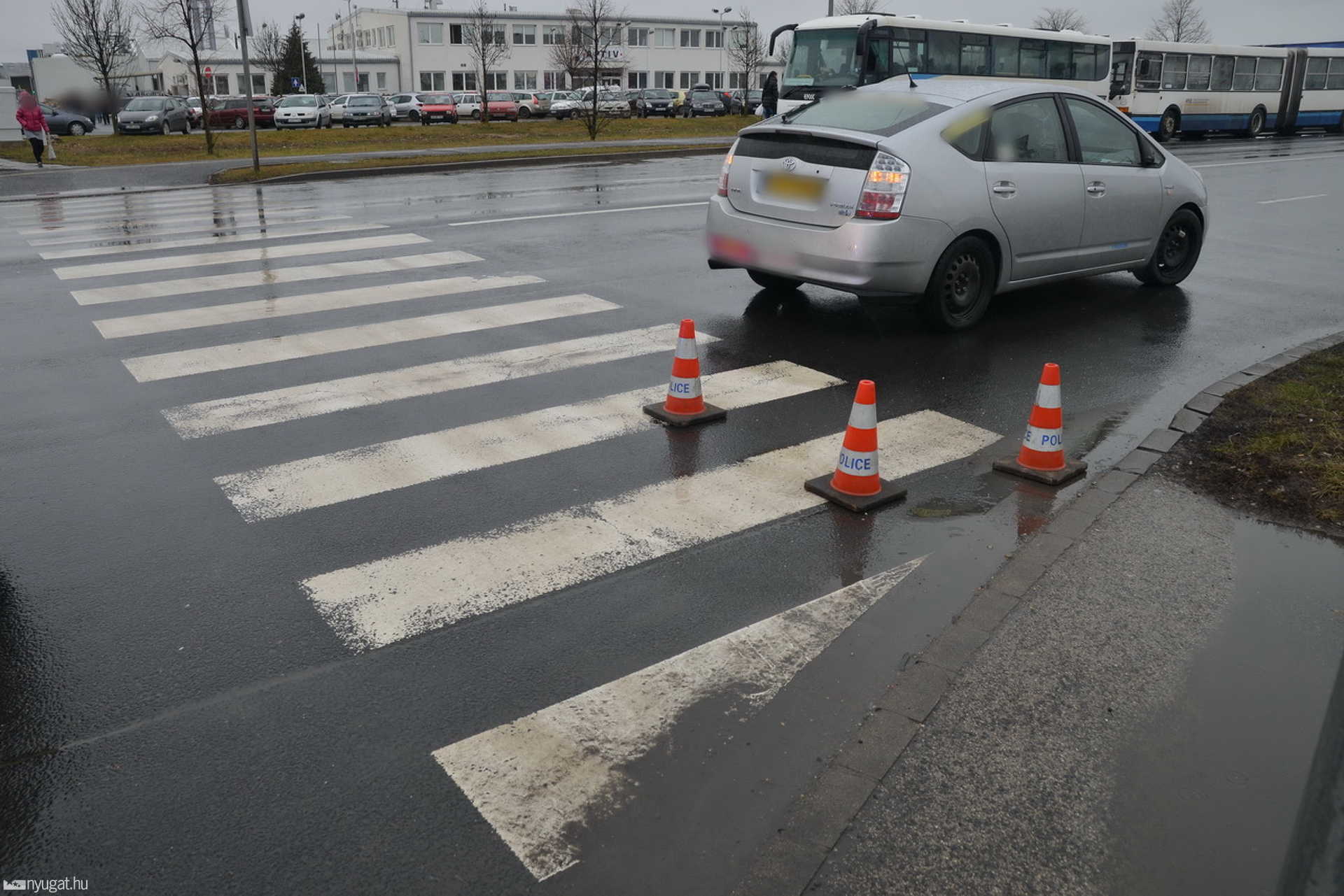 Toyota sodort el gyalogost kijelölt gyalogátkelőhelyen