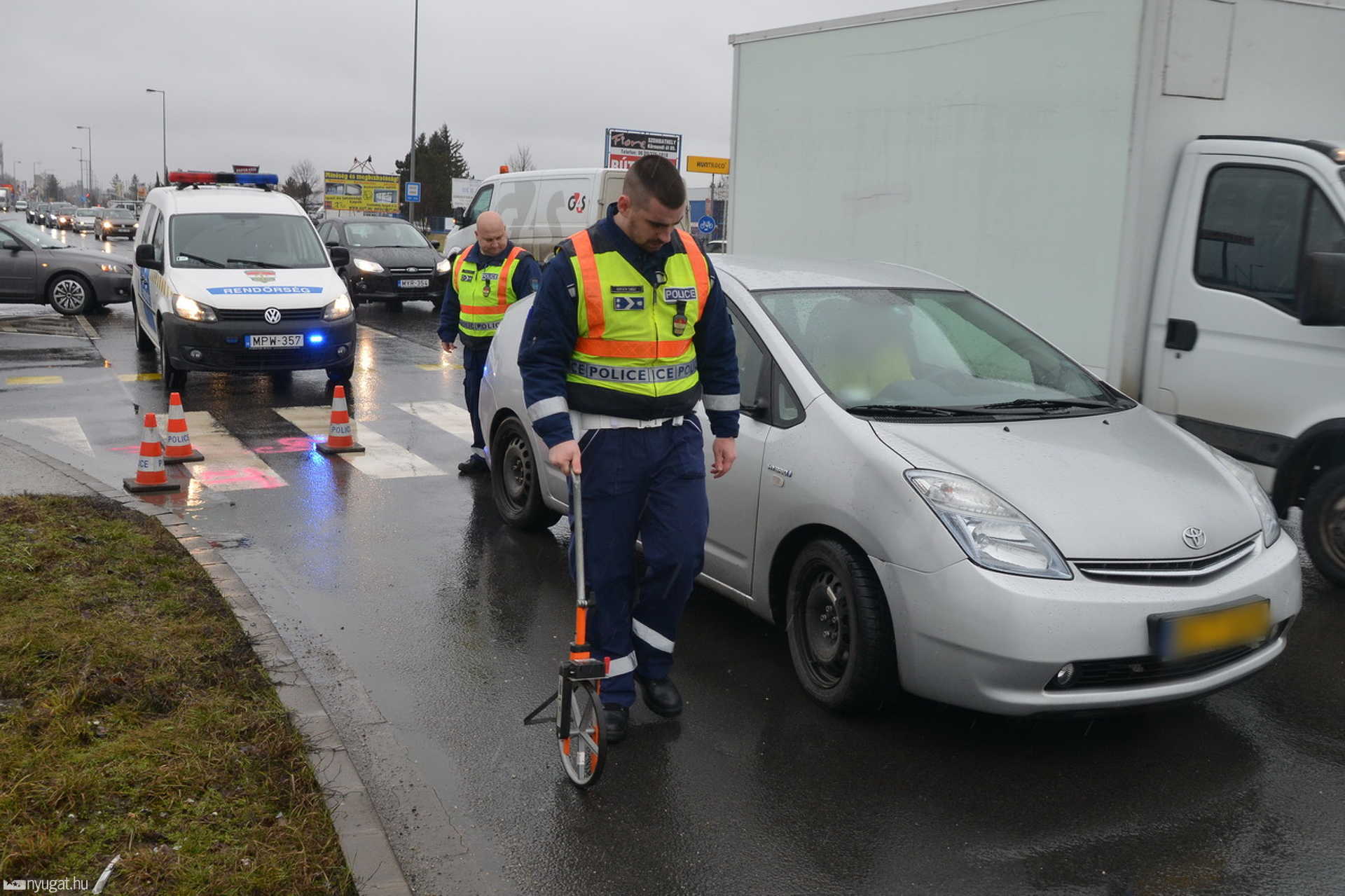 Toyota sodort el gyalogost kijelölt gyalogátkelőhelyen