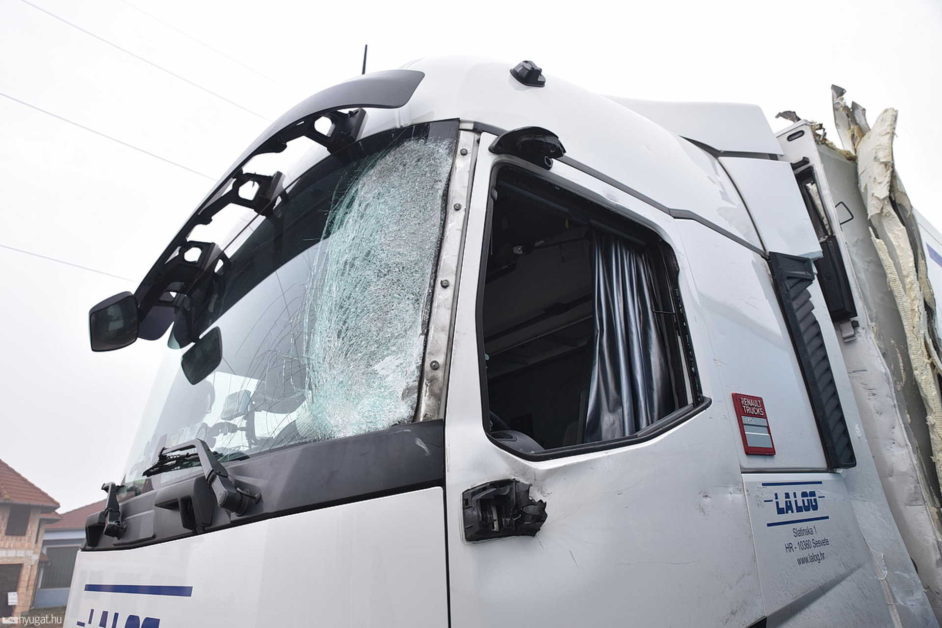 Új kamion volánjánál szundított el a sofőr a 86-oson, Körmendnél 