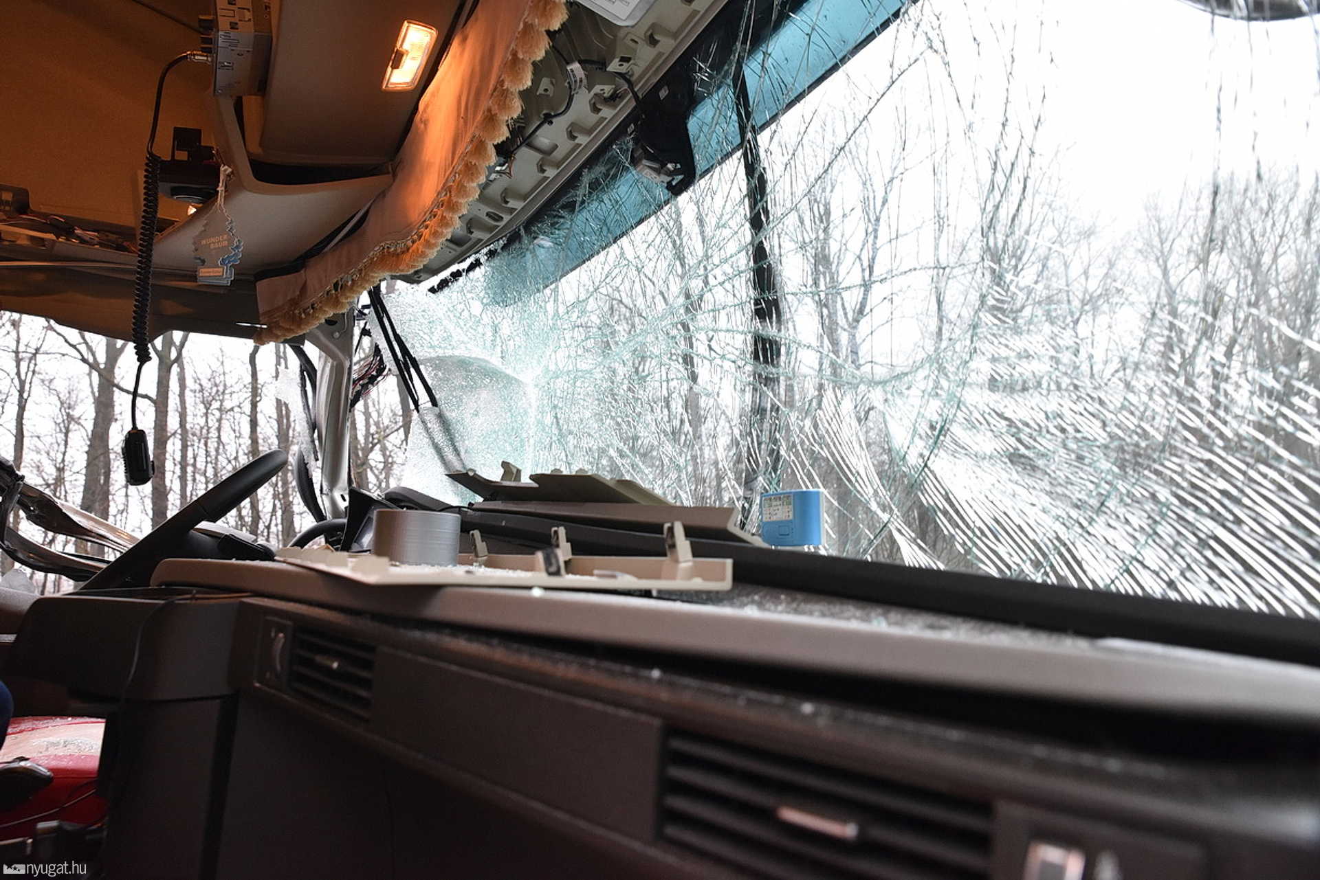Új kamion volánjánál szundított el a sofőr a 86-oson, Körmendnél 
