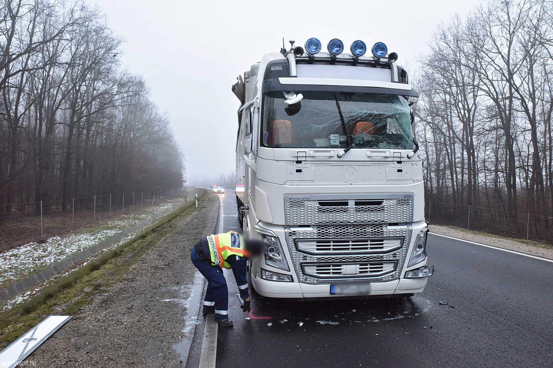 Új kamion volánjánál szundított el a sofőr a 86-oson, Körmendnél 