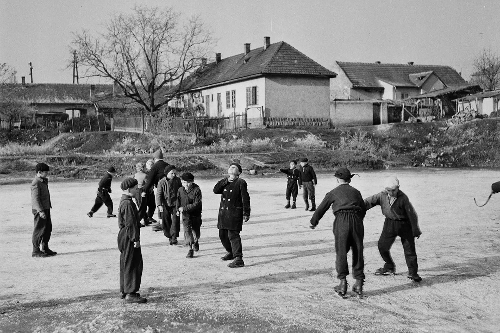 Szentendre, jégpálya a mai Rózsakert lakópark helyén