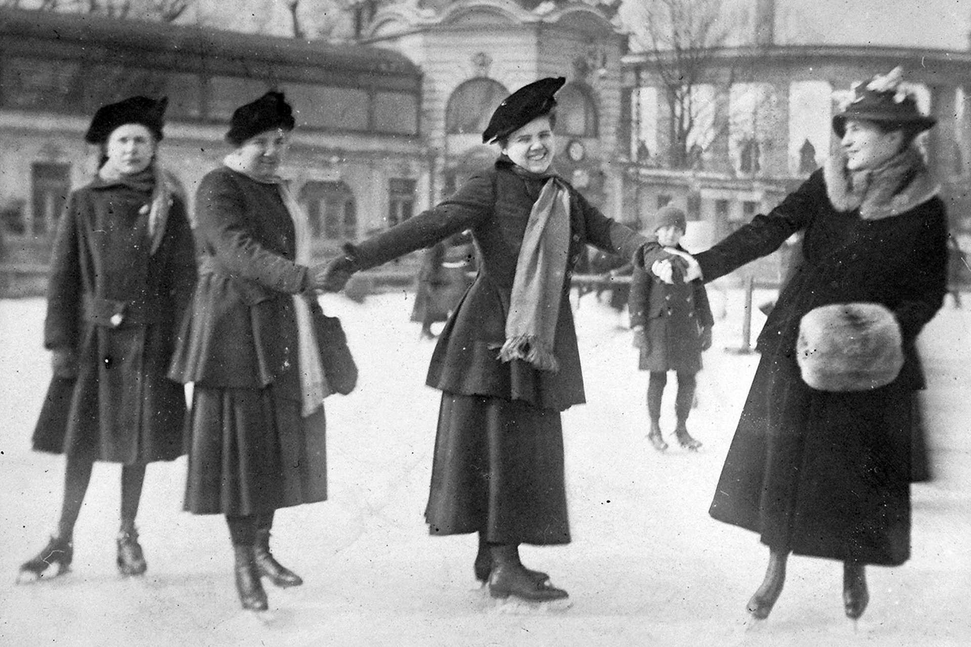 Jégpálya a Városligeti-tavon, háttérben a Millenniumi emlékmű