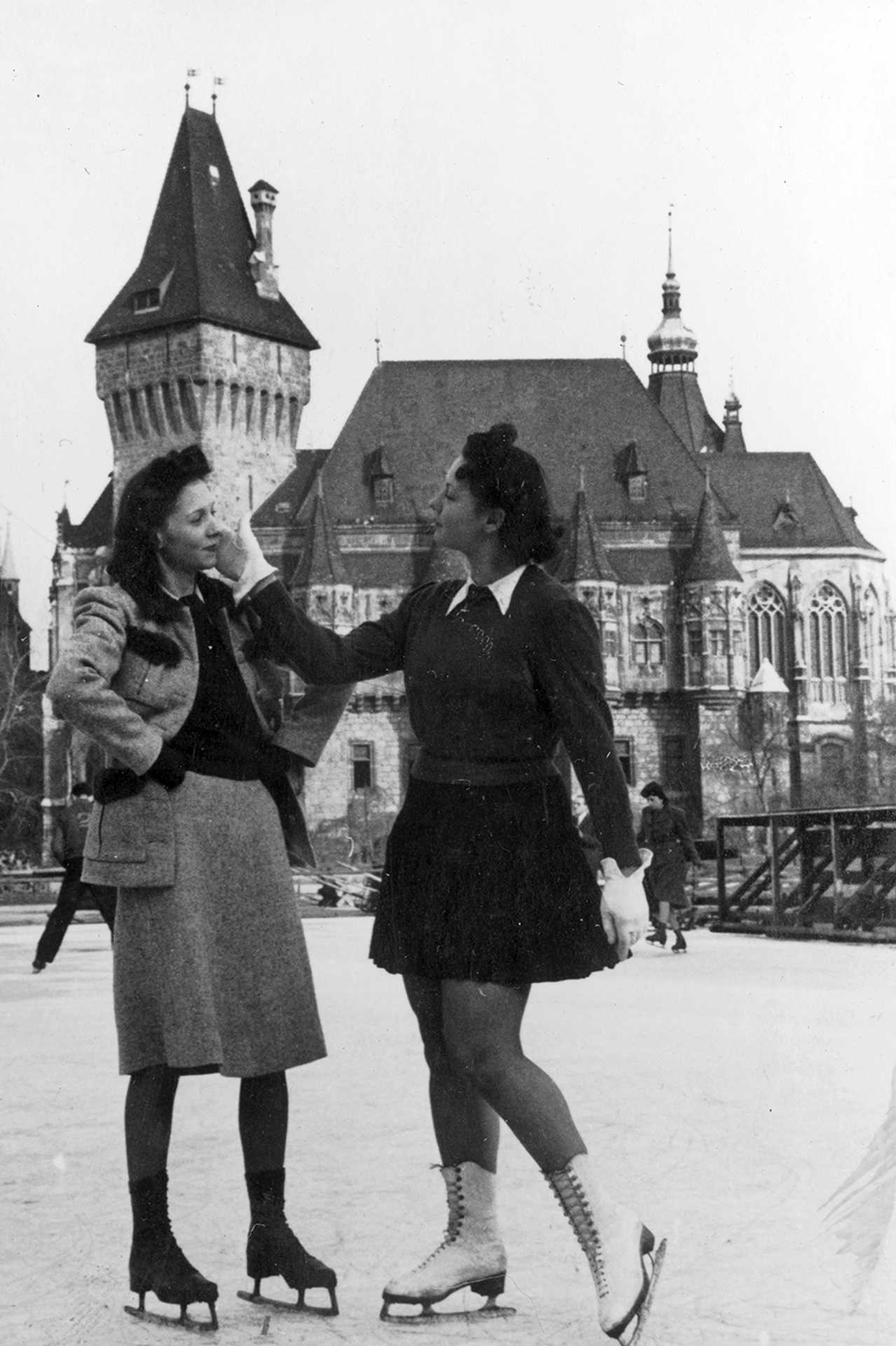 Városligeti műjégpálya, háttérben a Vajdahunyad vára