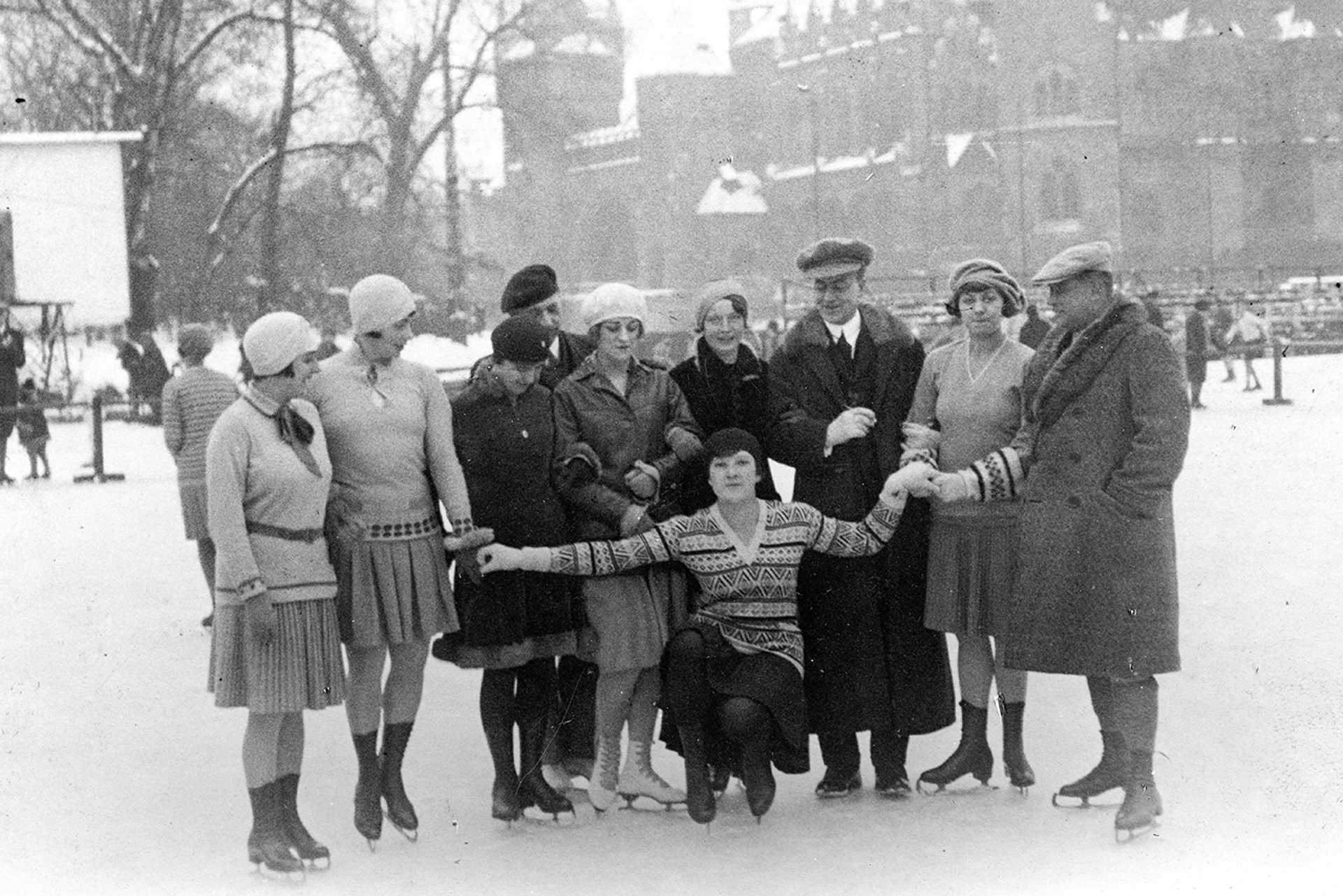 Városligeti műjégpálya, háttérben a Vajdahunyad vára