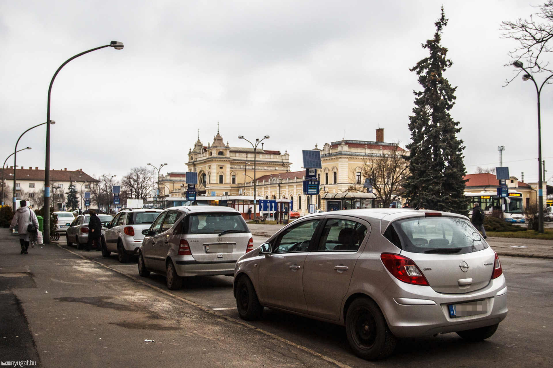 Parkolás a vasútállomás környékén