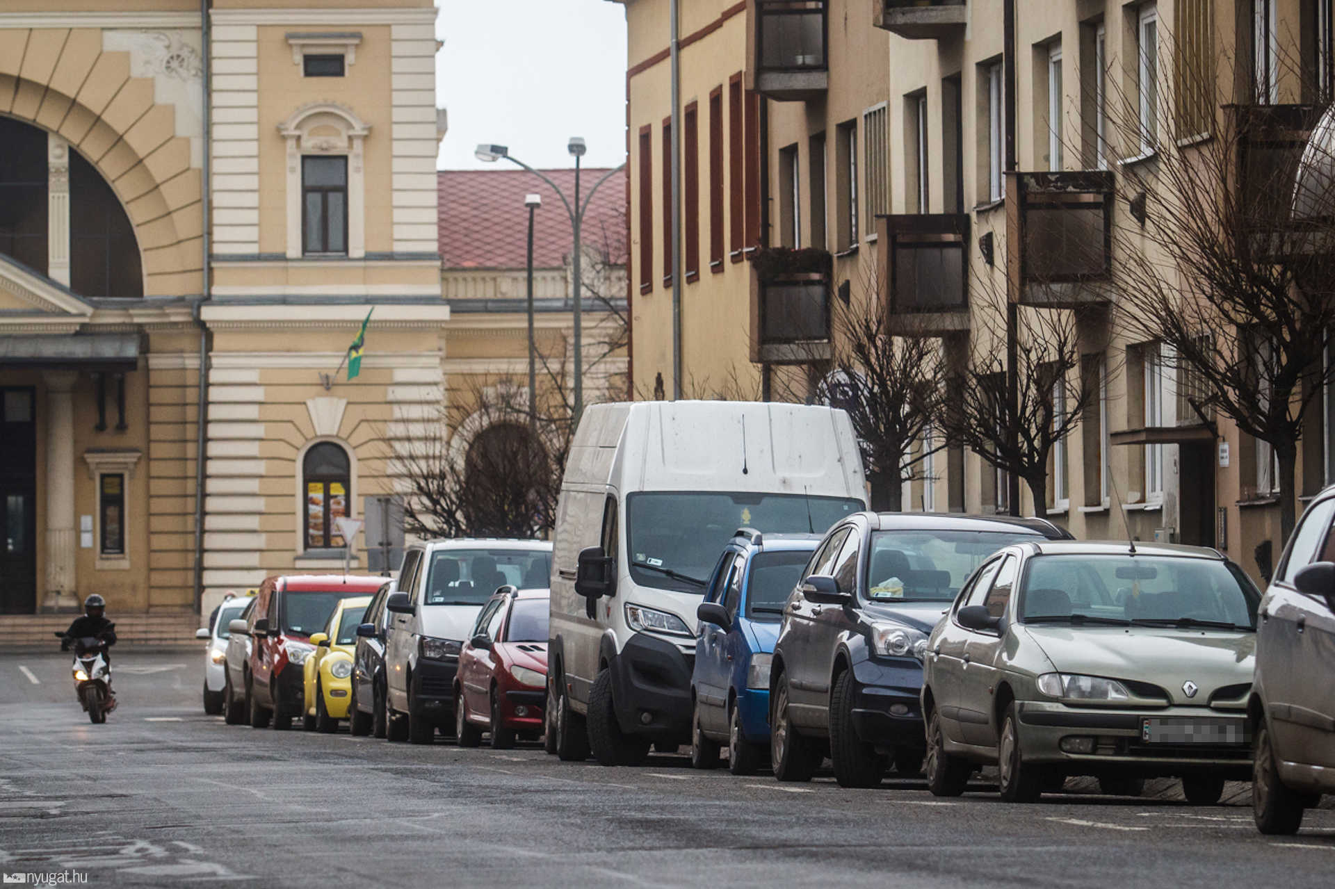 Parkolás a vasútállomás környékén
