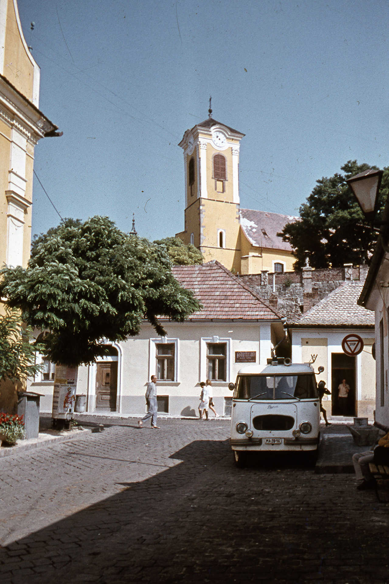 Szentendre, Városház tér, balra a Városháza