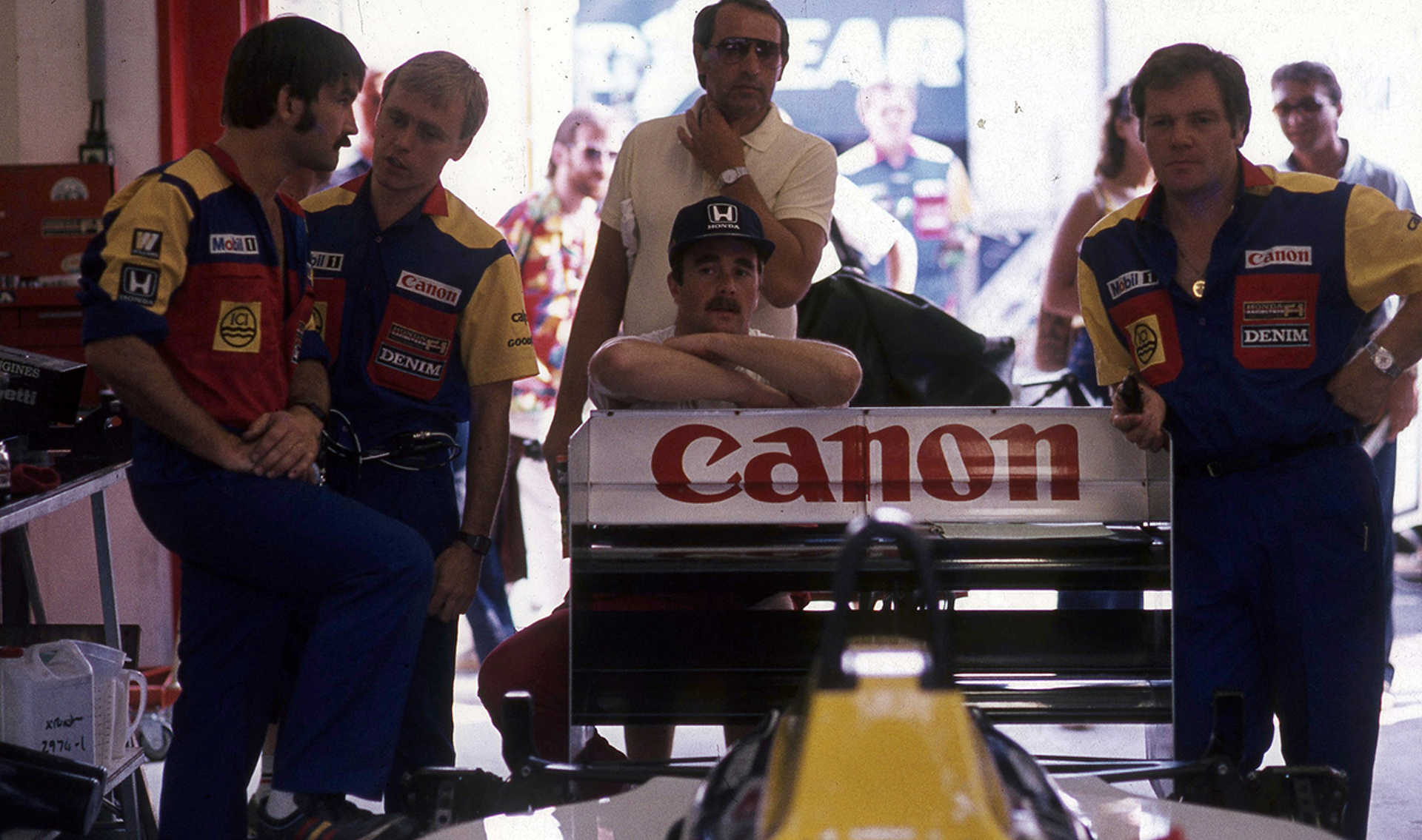 Középen Nigel Mansell a Williams-Honda csapat versenyzője