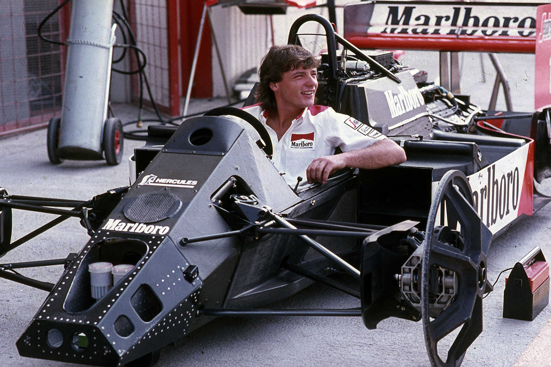A McLaren-TAG csapat boxa előtt Alain Prost versenyautója