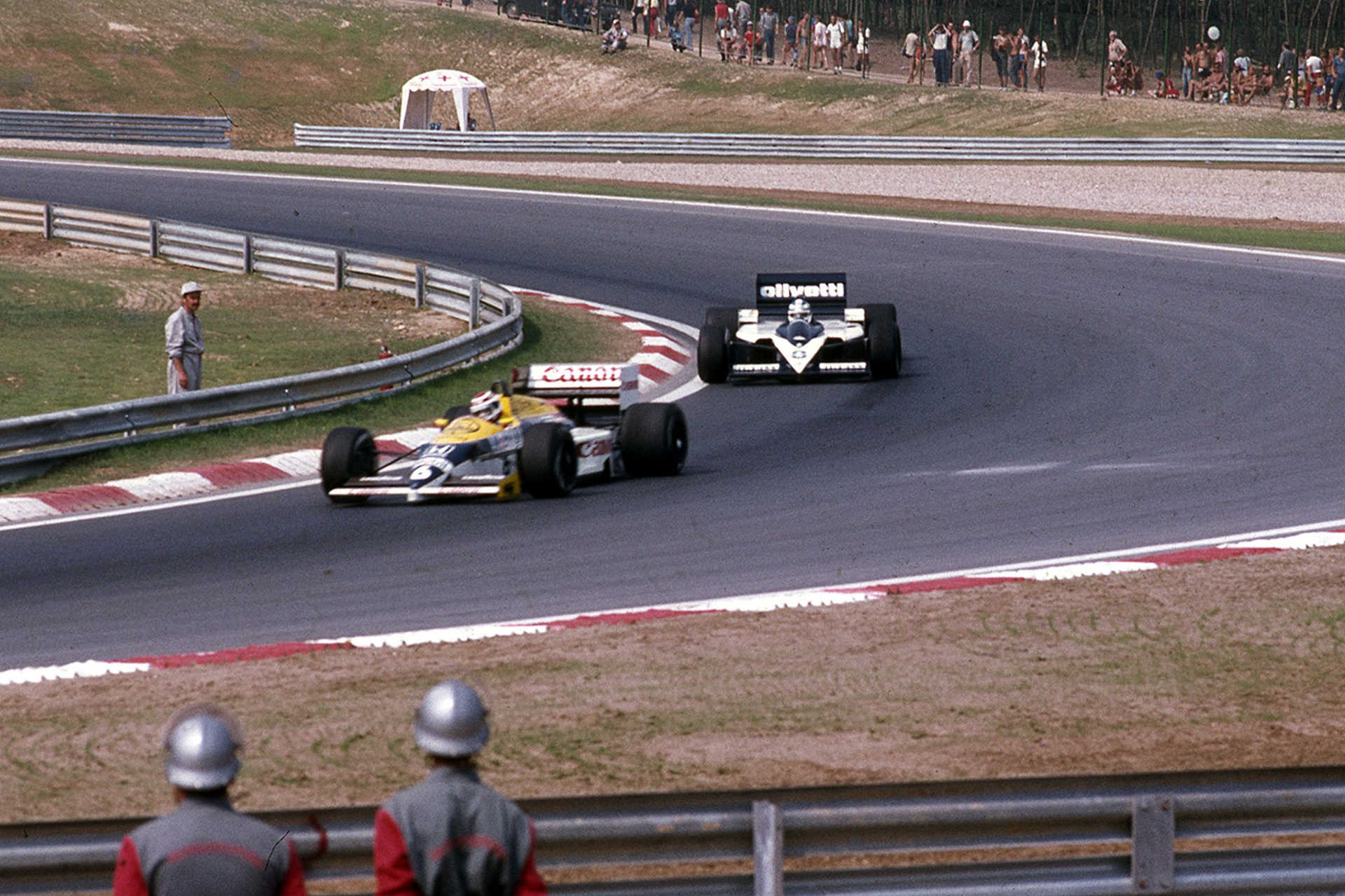 Elől Nelson Piquet a Williams-Hondája, mögötte Derek Warwick a Brabham-BMW csapat versenyautójában