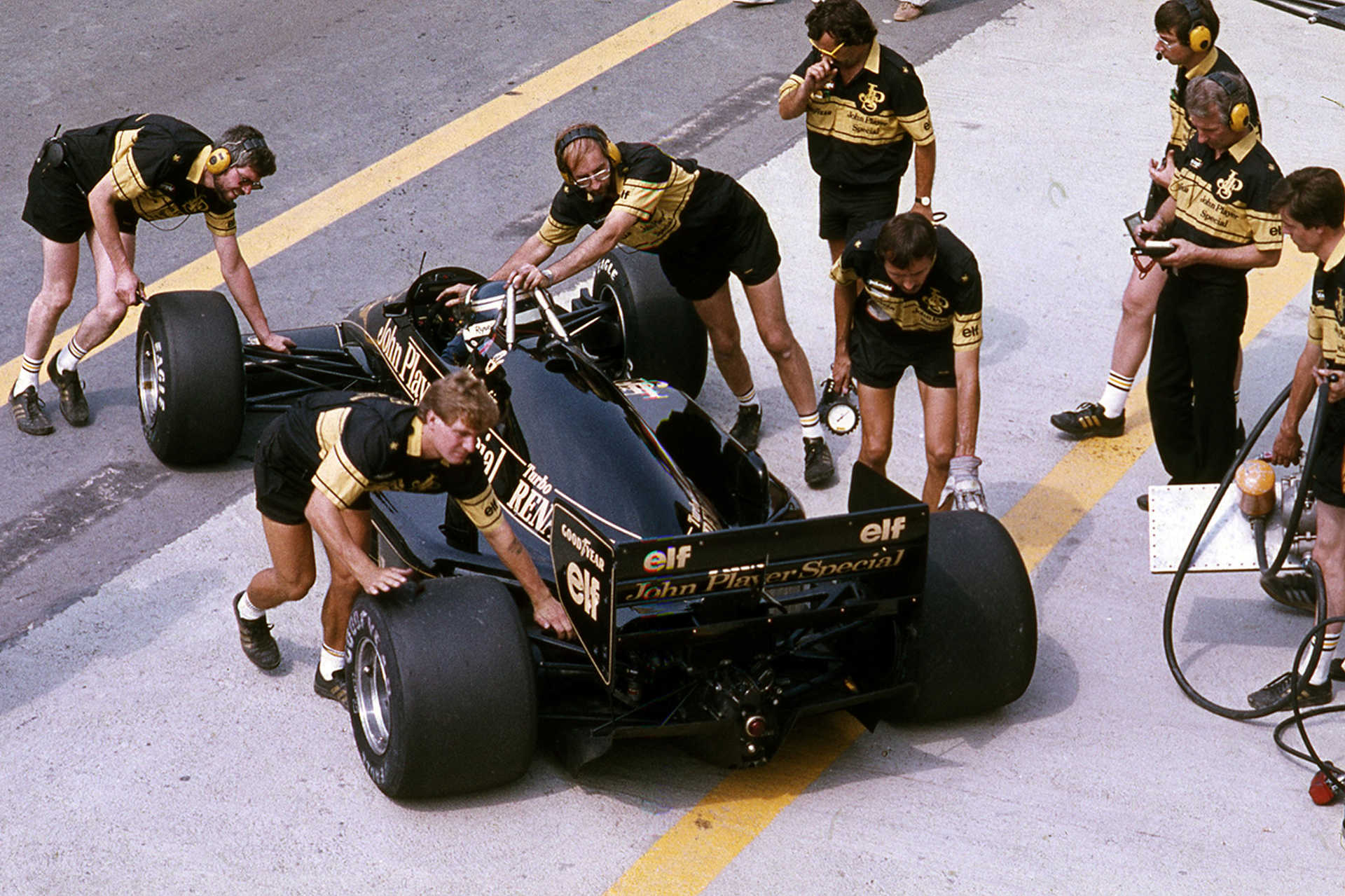 A Lotus-Renault csapat boxa előtt Johnny Dumfries ül versenyautójában