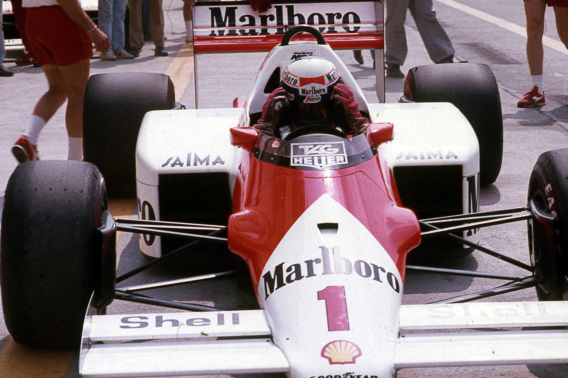 Alain Prost a McLaren-TAG csapat versenyzője a boxutcában
