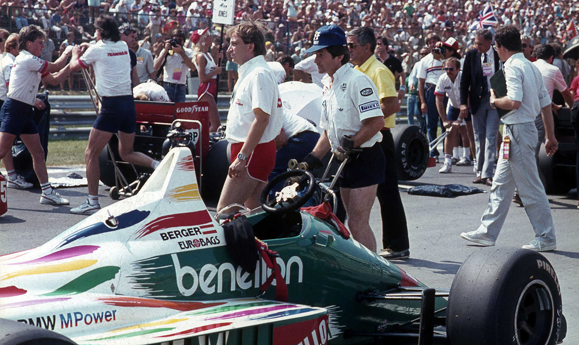 A rajtrácson a Benetton-BMW csapat, Gerhard Berger versenyautója