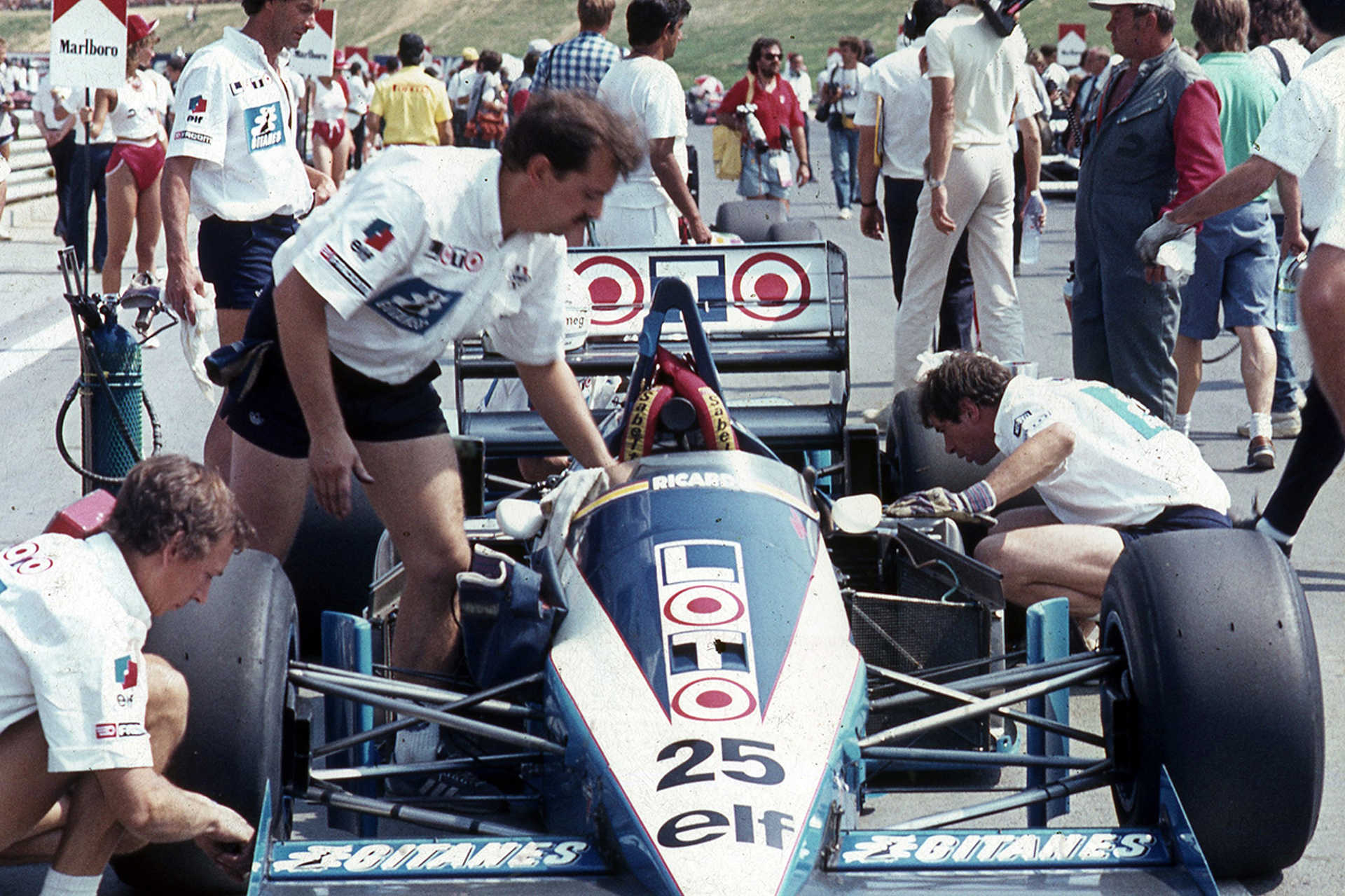 A rajtrácson a Ligier-Renault csapat, René Arnoux versenyautója