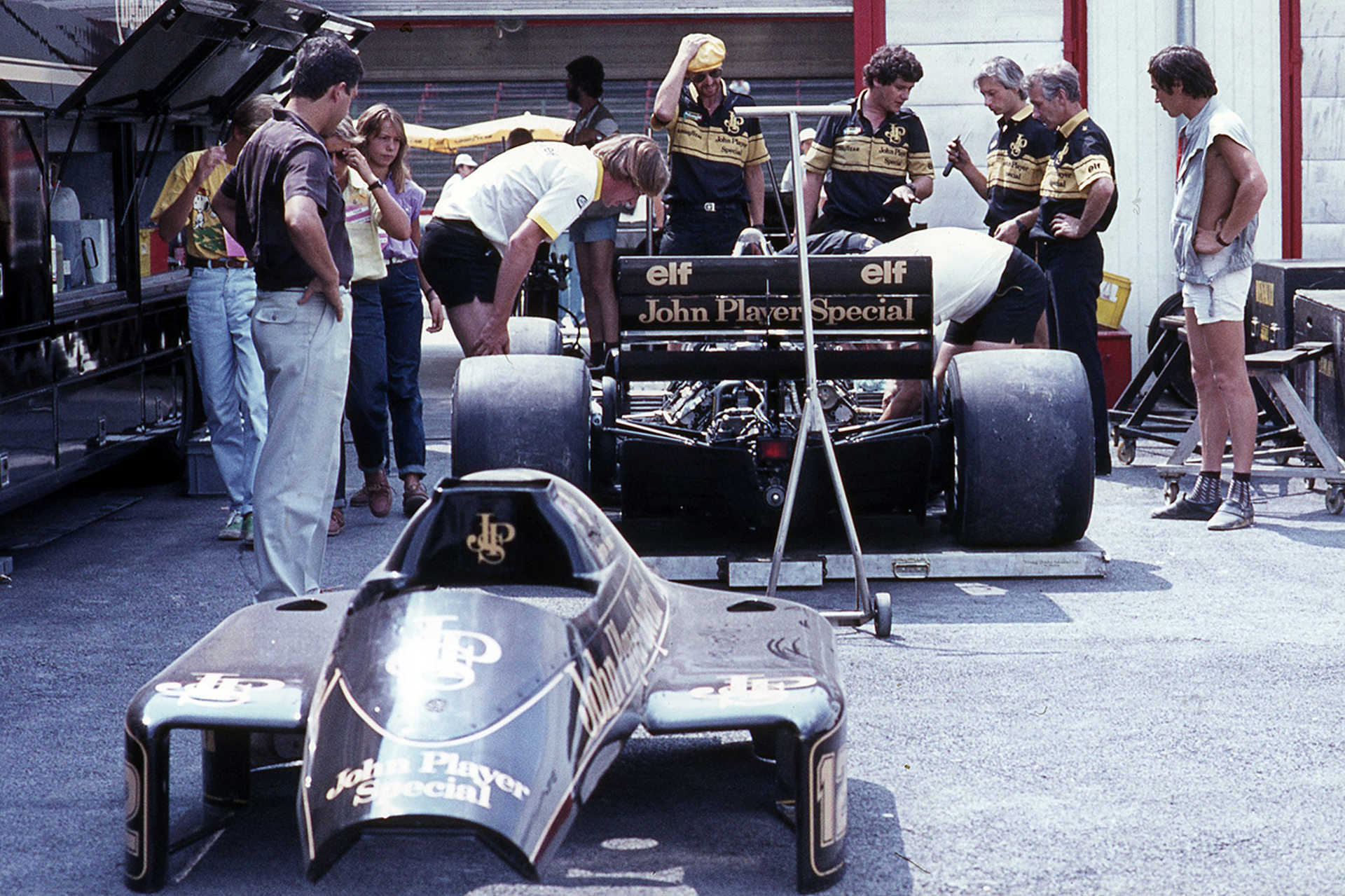 A Lotus-Renault csapat kamionja mellett Ayrton Senna versenyautója