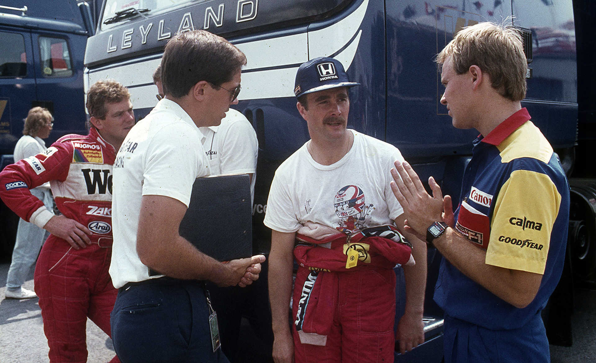Balra Jonathan Palmer, a Zakspeed, középen Nigel Mansell, a Williams-Honda csapat versenyzője
