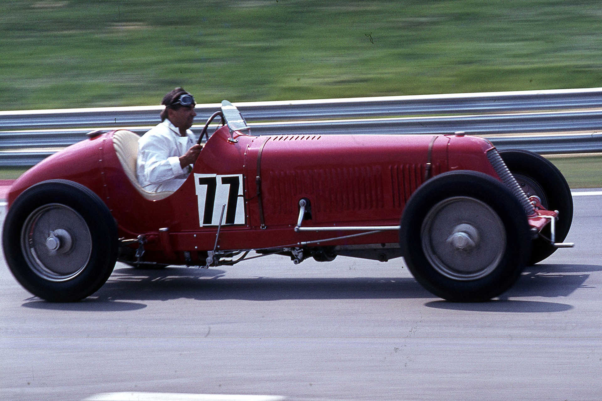Régi versenyautók bemutatója. A Maserati 8CM versenyautó volánjánál Varga Jenő veterán autó gyűjtő