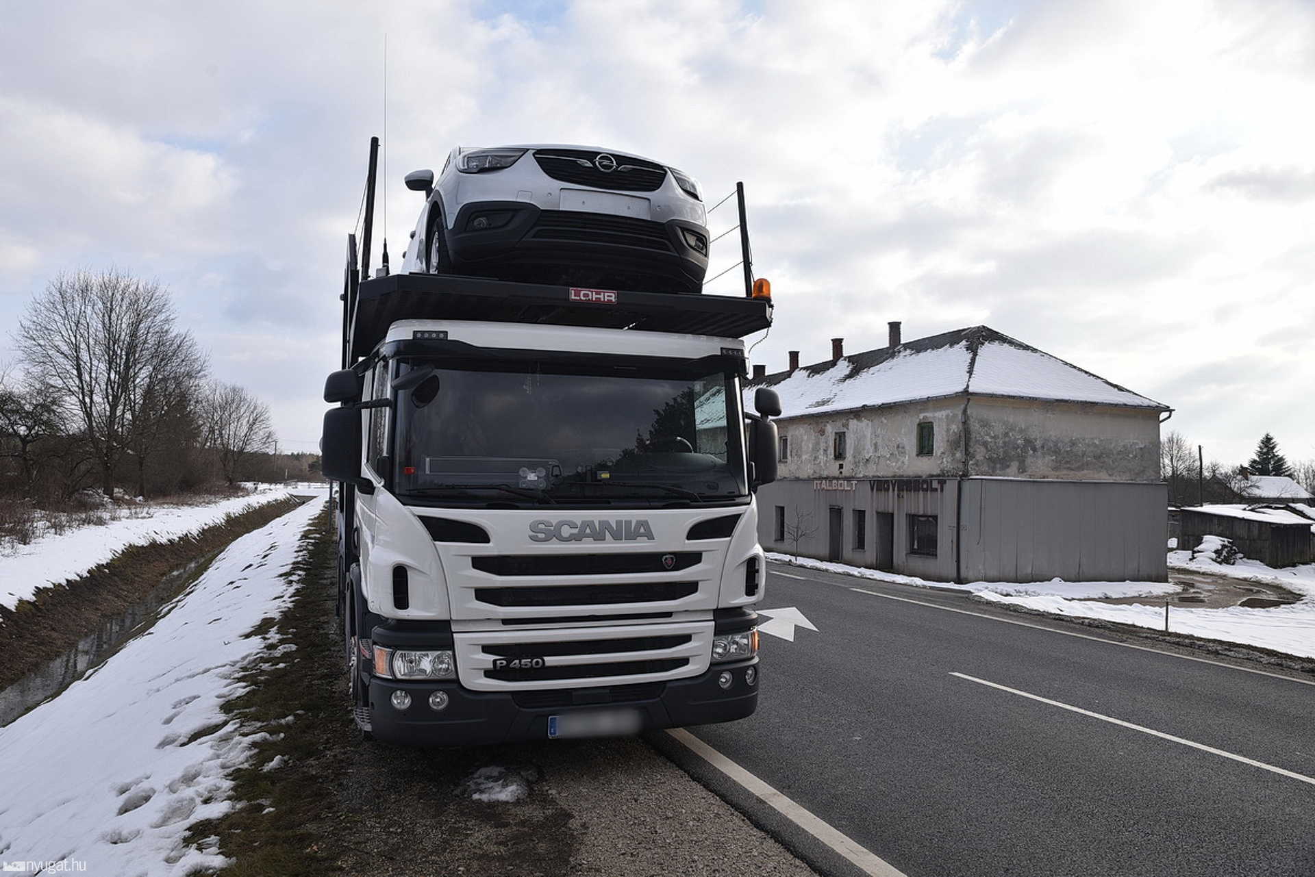 Kamion és Suzuki ütközött a 86-oson